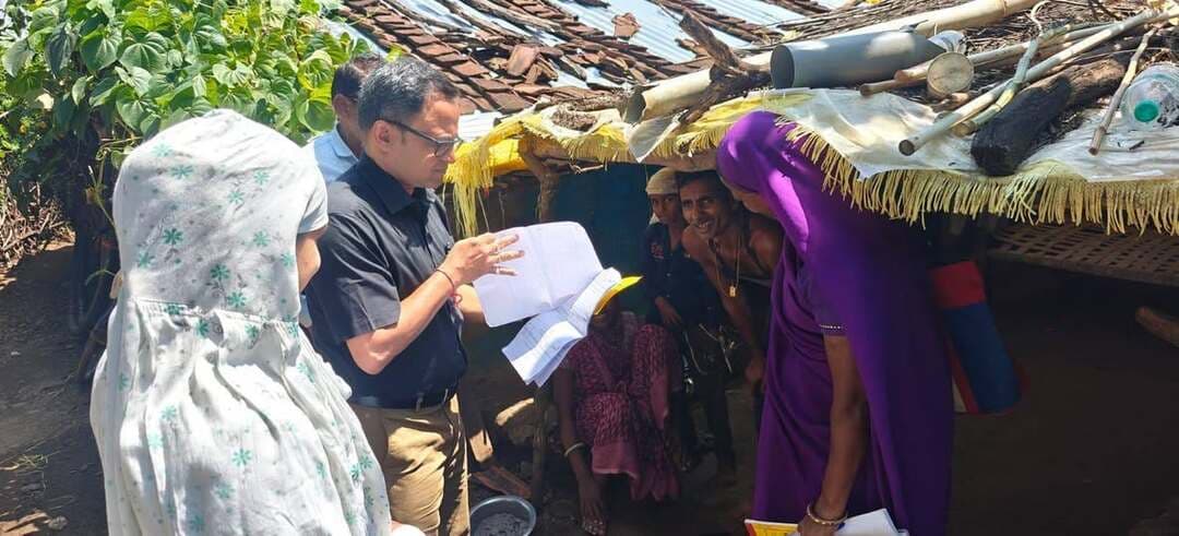 मौजवाड़ी रैयत में स्वास्थ्य टीम द्वारा नियमित रुप से लार्वा सर्वे कर विनष्टिकरण किया जा रहा ,ग्रसित मरीजों पर निगरानी रख कर उपचार किया जा रहा
---
मुख्य चिकित्सा एवं स्वास्थ्य अधिकारी डाॅ.ओ.पी.जुगतावत ने बताया कि हरसूद विकासखण्ड के ग्राम मोजवाड़ी रैयत में सिरदर्द, बुखार, और कमजोरी के लक्षणों से ग्रसित मरीजों का जांच उपचार नियमित रुप से किया जा रहा है। कोई भी मरीज गंभीर स्थिति में नही है। गांव में अब तक बुखार के कुल 42 मरीज मिले है। टीम द्वारा निरंतर लार्वा सर्वें किया जा रहा है, घरों में दैनिक उपयोग के लिए लंबे समय तक जमा करके रखा गया पानी के बर्तनों टंकियों में एडीज मच्छर के लार्वा और प्यूपा पाए गए हैं, जिन्हें टेमोफॉस दवा का छिड़काव कर मौके पर ही नष्ट कर दिया गया है।
जिला महामारी विशेषज्ञ डाॅ.योगेश शर्मा, जिला मलेरिया अधिकारी श्री करण सिंह भूरिया विकासखण्ड की टीम द्वारा गाँव का दौरा कर सभी 42 प्रभावित मरीजों का स्वास्थ्य परीक्षण कर उन्हें आवश्यक दवाइयाँ उपलब्ध कराई गई हैं। मलेरिया टीम ने गाँव के भीतर घरों में पायरेथ्रम दवाई का छिड़काव एवं फाॅगिंग की जा रही है, ताकि वयस्क मच्छरों को नष्ट किया जा सकें। साथ ही टीम ने ग्रामीणों को समझाइश दी गई है कि वे घरों में पीने या रोजमर्रा के इस्तेमाल का पानी तीन दिन से अधिक समय तक जमा न रखें। बर्तनों को सुखाकर और ढककर रखें। साथ ही मच्छरों को पनपने से रोकने के लिए अपने घर के आसपास स्वच्छता बनाए रखने के लिए कहा गया है। इस दौरान मुख्य खण्ड चिकित्सा अधिकारी डाॅ.आशीषराज मिश्रा, बीईई सुनील भोरगा, सीएचओं मौजूद थे।
Jansampark Madhya Pradesh
General Administration Department, MP
Directorate of Health Services, Madhya Pradesh
#khandwa