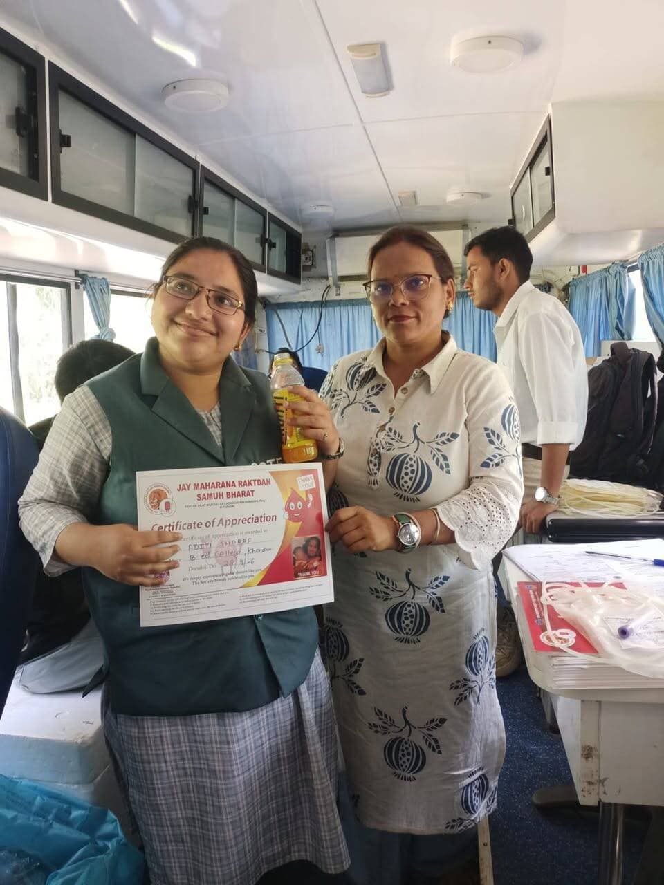 सेवा संकल्प अभियान तहत अभी तक 307 यूनिट रक्तदान हुआ
---
सेवा संकल्प अभियान के तहत जिले में 17 सितंबर से 29 सितंबर तक कुल 307 नागरिकों ने स्वेच्छा से रक्तदान किया है। इसमें जनप्रतिनिधियों, स्वंयसेवी संस्था के सदस्य सहित आम नागरिकों ने बढ़-चढ़कर भाग लिया। मुख्य चिकित्सा एवं स्वास्थ्य अधिकारी डॉ. ओ.पी. जुगावत ने बताया कि जिले में 17 अक्टूबर तक निरंतर रक्तदान शिविर लगाकर लोगों को रक्तदान के लिए प्रेरित किया जा रहा है।
डॉ.जुगावत ने बताया कि रक्तदान महादान है, आपके द्वारा किया गया रक्तदान किसी जरूरतमंद की जान बचा सकता है। उन्होंने सभी नागरिकों से अपील की है कि अधिक से अधिक संख्या में रक्तदान शिविरों में पहुंचकर रक्तदान करें।
Jansampark Madhya Pradesh
General Administration Department, MP
Directorate of Health Services, Madhya Pradesh
IEC Cmho khandwa
#khandwa