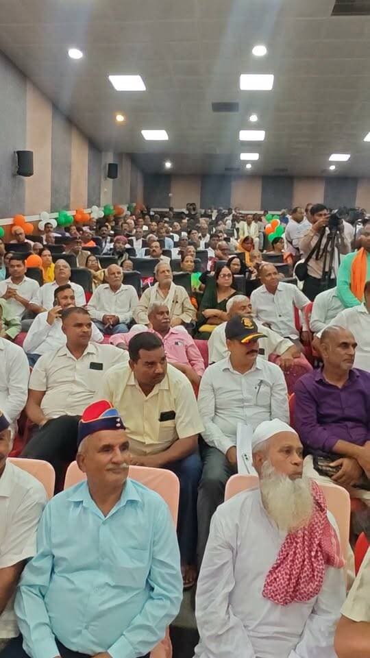 मऊ में पूर्व सैनिक सम्मान समारोह, वीर सैनिकों और वीर नारियों का हुआ सम्मान
#मऊ #पूर्वसैनिक #सैनिकसम्मान #खबरेंअभीतक #KhabareAbhiTak