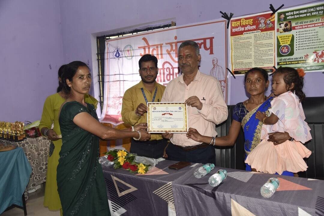 भाटागुड़ा में ‘अंगना मिलन’ का रंग, पोषण का संदेश और गांव की सहभागिता। 🌿
सेवा संकल्प अभियान और राष्ट्रीय पोषण माह के अवसर पर आयोजित समारोह में महिलाओं, किशोरियों, बच्चों और आंगनबाड़ी कार्यकर्ताओं ने उत्साह से भाग लिया।
स्थानीय हरी सब्जियों, मौसमी फलों और पारंपरिक व्यंजनों की प्रदर्शनी ने विविध एवं संतुलित आहार का महत्व समझाया।
मटका फोड़, कुर्सी दौड़, रंगोली, मेहंदी, फैंसी ड्रेस और स्वस्थ शिशु प्रतियोगिता ने पूरे आयोजन को उत्सव का रूप दिया।
समापन पर विजेताओं और उत्कृष्ट सेवाएं देने वाली आंगनबाड़ी कार्यकर्ताओं को सम्मानित किया गया।
पोषण की जागरूकता, समुदाय की भागीदारी और स्वस्थ बचपन. यही इस ‘आँगन मिलन’ की खूबसूरत तस्वीर रही।
#आँगनमिलन #राष्ट्रीयपोषणमाह #सेवासंकल्पअभियान