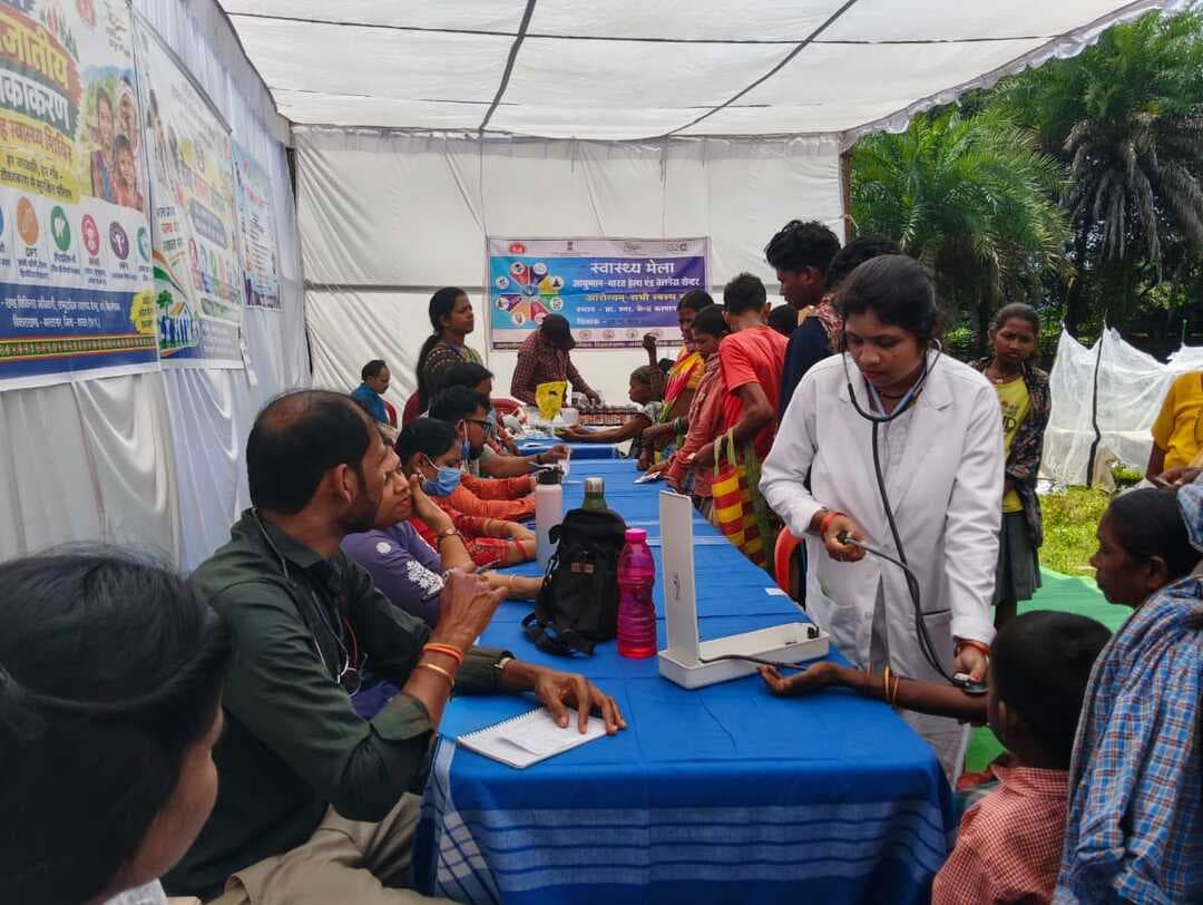 तेतरपारा में स्वास्थ्य शिविर सिर्फ जांच तक सीमित नहीं रहा. यहां उपचार के साथ जागरूकता का संदेश भी पहुंचा। 🏥❤️
सेवा संकल्प अभियान और विशेष जनजातीय क्षेत्र टीकाकरण अभियान के तहत आयोजित शिविर में ग्रामीणों को गांव में ही स्वास्थ्य सेवाएं उपलब्ध कराई गईं।
BP, मधुमेह और हीमोग्लोबिन जांच से लेकर गर्भवती महिलाओं की प्रसव पूर्व जांच, बच्चों की स्वास्थ्य एवं पोषण निगरानी, टीकाकरण और निःशुल्क दवाओं तक की सुविधा दी गई।
आंखों की जांच कर चश्मे वितरित किए गए और आयुष्मान कार्ड तथा वय वंदन कार्ड भी बनाए गए।
खास बात रही स्थानीय बोली में प्रस्तुत नुक्कड़ नाटक, जिसने स्वच्छता, सुरक्षित पेयजल, पोषण और बीमारियों से बचाव का संदेश सरल तरीके से ग्रामीणों तक पहुंचाया।
स्वास्थ्य सेवा जब गांव तक पहुंचे, तो जागरूकता भी साथ चलती है।