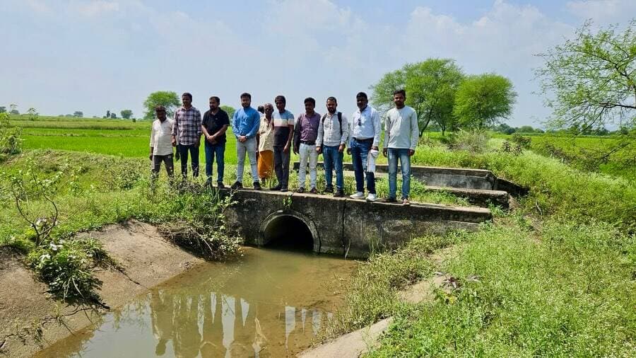 दमाऊ नाला व्यपवर्तन क्षेत्र में ‘जल जन सेवा संकल्प’ के तहत जन-चौपाल एवं किसान जागरूकता कार्यक्रम आयोजित हुआ। नहर के अंतिम छोर तक सिंचाई का पानी पहुंचने पर किसानों ने संतोष व्यक्त किया।
नहर सुदृढ़ीकरण के लिए ₹3 करोड़ की प्रशासकीय स्वीकृति मिली है। किसानों के सुझावों पर चर्चा कर जल संरक्षण एवं सिंचाई व्यवस्था को बेहतर बनाने पर जोर दिया गया।
#SevaSankalpAbhiyan #JalJanSevaSankalp #JalSanrakshan #KisanSeva #Kabirdham