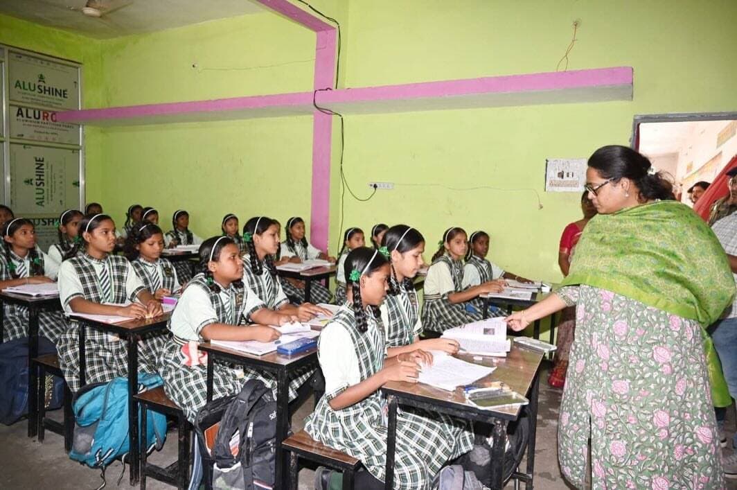 कलेक्टर श्रीमती तुलिका प्रजापति ने कस्तूरबा गांधी आवासीय विद्यालय बोड़ला का निरीक्षण कर छात्राओं से संवाद किया और अध्ययन-अध्यापन एवं उपलब्ध सुविधाओं की जानकारी ली।
रसोई एवं विद्यालय परिसर की स्वच्छता, आवश्यक सुविधाओं की व्यवस्था तथा छात्राओं की रचनात्मक एवं सह-शैक्षणिक गतिविधियों को बढ़ावा देने के निर्देश दिए।
#KasturbaGandhiSchool #GirlsEducation #GoodGovernance #Kabirdom