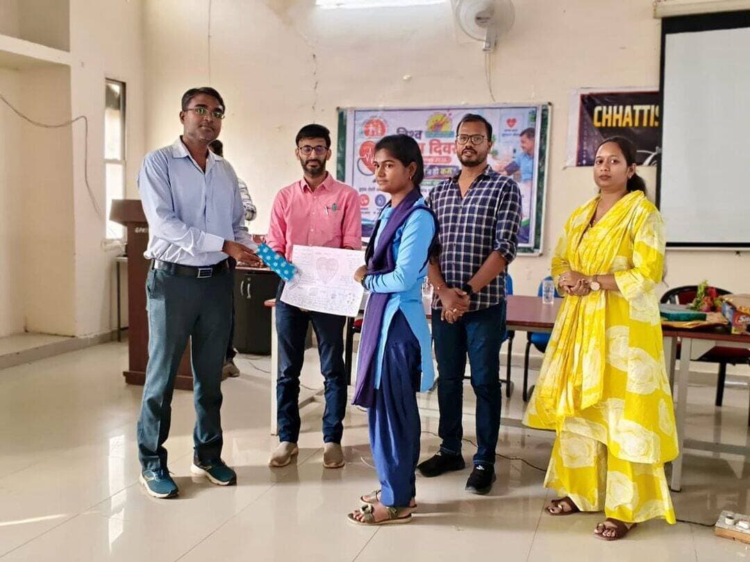 प्री-मैट्रिक छात्रावास पांडातराई में विद्यार्थियों का नेत्र परीक्षण कर दृष्टि संबंधी समस्याओं की पहचान एवं आवश्यक चिकित्सकीय सलाह दी गई।
विद्यार्थियों को आंखों की देखभाल, स्वच्छता, स्वस्थ दिनचर्या एवं डिजिटल उपकरणों के संतुलित उपयोग के प्रति जागरूक किया गया।
#SevaSankalpAbhiyan #EyeCheckup #HealthAwareness #Janseva #Kabirdham