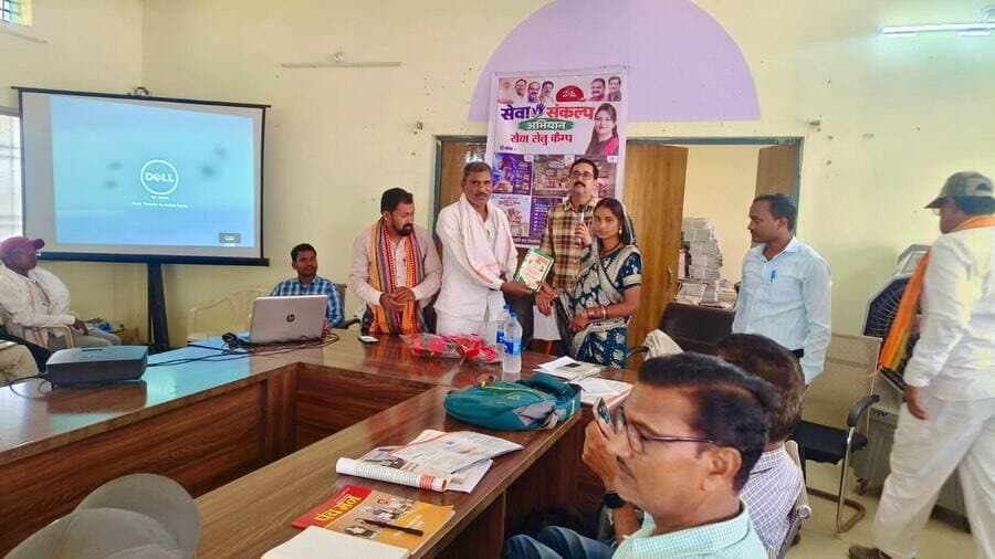 सेवा संकल्प अभियान के तहत कवर्धा एवं सहसपुर लोहारा में सेवा संकल्प शिविर आयोजित कर राशन कार्ड से जुड़ी सेवाएं उपलब्ध कराई गईं। ई-केवाईसी, आधार इनरोलमेंट, मोबाइल सीडिंग एवं नए राशन कार्ड के लिए आवेदन की सुविधा दी गई।
कबीरधाम में 2.97 लाख राशन कार्डधारी परिवारों के लगभग 9.39 लाख सदस्यों को पात्रतानुसार खाद्यान्न उपलब्ध कराया जा रहा है।
#SevaSankalpAbhiyan #RationCard #Janseva #FoodDepartment #Kabirdham