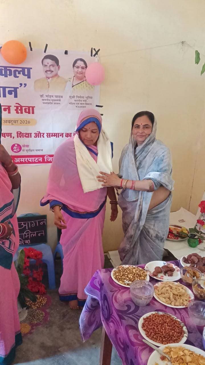 आंगन मिलन सेवा कार्यक्रम में महिलाओं और बच्चों से किया संवाद
----
सतना। सेवा संकल्प अभियान के अंतर्गत बुधवार को #सतना जिले में रामपुर बाघेलान विधानसभा क्षेत्र के मौहारी-कटरा मंडल स्थित आंगनवाड़ी केंद्र ककलपुर में ‘आंगन का मिलन सेवा’ कार्यक्रम आयोजित किया गया। कार्यक्रम में जिला पंचायत उपाध्यक्ष श्रीमती सुष्मिता सिंह परिहार ने सहभागिता की।
इस अवसर पर आंगनवाड़ी कार्यकर्ताओं का शाल-श्रीफल से सम्मान किया गया तथा बच्चों को टॉफी, बिस्किट एवं फल वितरित किए गए। श्रीमती परिहार ने मातृशक्ति एवं हितग्राहियों से संवाद कर बच्चों के पोषण, शिक्षा और स्वस्थ भविष्य के लिए सामुदायिक सहभागिता का आह्वान किया। कार्यक्रम में वृक्षारोपण भी किया गया।
इस अवसर पर मंडल अध्यक्ष श्री जितेन्द्र मिश्रा सहित जनप्रतिनिधि, पदाधिकारी, आंगनवाड़ी कार्यकर्ता, प्रशासनिक अधिकारी-कर्मचारी एवं बड़ी संख्या में क्षेत्रीयजन उपस्थित रहे।
CM Madhya Pradesh
Dr Mohan Yadav
#SevaSankalpAbhiyan
#JansamparkMP