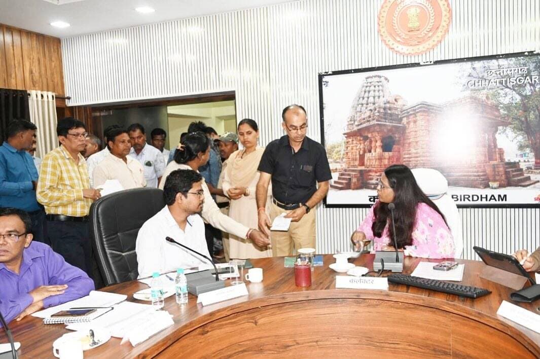 कलेक्टर श्रीमती तुलिका प्रजापति ने जनदर्शन में नागरिकों की समस्याएं एवं मांगें सुनीं और प्राप्त आवेदनों पर त्वरित एवं गुणवत्तापूर्ण निराकरण के निर्देश दिए।
नामांतरण, पेंशन, नजूल, राजस्व अभिलेखों में सुधार एवं शासकीय योजनाओं से संबंधित आवेदनों का प्राथमिकता से निराकरण कर आवेदकों को समय-सीमा में जानकारी देने के निर्देश दिए गए।