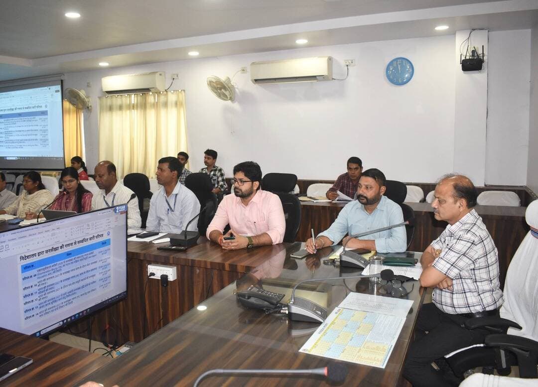 जनगणना-2027 की तैयारियों को लेकर बैठक आयोजित
----
सतना 30 सितम्बर 2026/जनगणना-2027 के द्वितीय चरण (जनसंख्या की गणना) की तैयारियों की समीक्षा एवं गणना ब्लॉकों के गठन को लेकर बुधवार को कलेक्ट्रेट सभाकक्ष #सतना में बैठक आयोजित की गई। बैठक में निदेशालय के परिपत्र क्रमांक-09 में निर्धारित मापदण्डों के अनुसार मकानसूचीकरण ब्लॉक (एचएलबी) से गणना ब्लॉक के गठन तथा संक्षिप्त मकानसूची तैयार करने की प्रक्रिया की जानकारी दी गई।
बैठक में अपर कलेक्टर एवं जिला जनगणना अधिकारी विकास कुमार सिंह, नगर जनगणना अधिकारी सत्यम मिश्रा सहित ग्रामीण एवं नगरीय चार्ज अधिकारी उपस्थित रहे। भोपाल से आए उमेशचन्द्र कुशवाहा एवं महेन्द्र यादव ने जनगणना-2027 के द्वितीय चरण में किए जाने वाले कार्यों के संबंध में आवश्यक जानकारी एवं मार्गदर्शन प्रदान किया। बैठक में सभी तहसीलों एवं नगर परिषदों के चार्ज अधिकारी, जोनल अधिकारी तथा तकनीकी सहायक उपस्थित रहे। जिला कार्यालय सतना से वीरेन्द्र सिंह, सहायक सांख्यिकीय अधिकारी, रितिक बर्मन, अनुराग सिंह बघेल एवं अखिल सिंह बघेल भी उपस्थित रहे। बैठक में नगर निगम के चार्ज स्तर पर गणना ब्लॉकों के गठन की तैयारियां प्रारंभ करने तथा निर्धारित मापदण्डों के अनुसार कार्यवाही सुनिश्चित करने के निर्देश दिए गए।
CM Madhya Pradesh
Dr Mohan Yadav
#JansamparkMP
#SevaSankalpAbhiyan