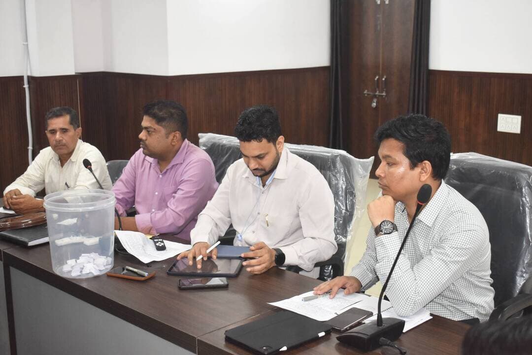 754 पात्र निविदाकारों में से लॉटरी के माध्यम से हुआ चयन
---
सतना 30 सितम्बर 2026/म.प्र. राज्य लोक सेवा अभिकरण भोपाल के निर्देशानुसार जिला #सतना अंतर्गत संचालित 9 लोक सेवा केन्द्रों को पीपीपी मोड पर संचालन एवं संधारण हेतु नवीन संचालकों के चयन की प्रक्रिया बुधवार को पूर्ण की गई। नवीन संचालकों का चयन कलेक्टर सभागार, सतना में दोपहर 12 बजे से आयोजित लॉटरी प्रक्रिया के माध्यम से किया गया। लोक सेवा केन्द्रों के संचालन एवं संधारण हेतु एमपी टेंडर्स पोर्टल के माध्यम से ऑनलाइन निविदाएं आमंत्रित की गई थीं। तकनीकी एवं वित्तीय निविदा में पात्र पाए गए कुल 754 निविदाकारों/प्रतिभागियों में से लॉटरी के माध्यम से 9 लोक सेवा केन्द्रों के नवीन संचालकों का चयन किया गया।
Dr Mohan Yadav
CM Madhya Pradesh
#JansamparkMP
#SevaSankalpAbhiyan