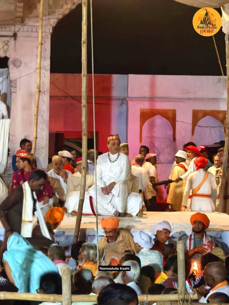 200 वर्षों से अधिक समय से चली आ रही बिना आधुनिक संसाधनों के विश्व प्रसिद्ध बनारस के रामनगर की रामलीला में मंचन का आनंद लेते हुए काशी नरेश
#Varanasi #NamostuteKashi #RamLeela #Ramnagar #Banaras #KashiNaresh