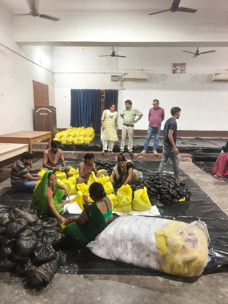 जिलाधिकारी, मुजफ्फरपुर के निदेश पर गंडक एवं बागमती नदी के जल के आस-पास के इलाक़ों में फैल जाने से प्रभावित लोगों की सहायता के लिए जिला प्रशासन, मुजफ्फरपुर द्वारा सरकार द्वारा निर्धारित मानक संचालन प्रक्रिया (एसओपी) के अनुरूप सभी कार्य किया जा रहा है। सामुदायिक रसोई केन्द्रों का संचालन, पॉलीथिन शीट्स का वितरण, एनडीआरएफ एवं एसडीआरएफ टीम द्वारा आवश्यकतानुसार प्रभावित लोगों को सुरक्षित स्थानों पर पहुँचाने, सूखा राशन का वितरण, स्वास्थ्य जाँच तथा दवाओं की उपलब्धता, नावों का परिचालन, कुट्टी-भूसा पशु चारा का वितरण एवं पशु चिकित्सा की उपलब्धता, स्वच्छ पेयजल, शौचालय की सुविधा, तटबंधों की निगरानी एवं सुदृढ़ीकरण सहित आपदा प्रबंधन के दृष्टिकोण से हर राहत एवं बचाव कार्य किया जा रहा है। अनुमंडल पदाधिकारियों, अनुमंडल पुलिस पदाधिकारियों, अंचल अधिकारियों, प्रखंड विकास पदाधिकारियों सहित सभी क्षेत्रीय अधिकारियों को लगातार क्षेत्र भ्रमण करने; बच्चों, महिलाओं, किसानों, बुजुर्गों सहित आम जनता से नियमित संवाद स्थापित करने एवं फीडबैक लेने तथा स्थिति के अनुसार तुरंत रिस्पॉन्ड करने का निदेश दिया गया है। ज़िलाधिकारी श्री कुमार गौरव स्वयं वरीय अधिकारियों के साथ क्षेत्र भ्रमण एवं पारू में लगातार कैम्प कर रहे हैं तथा राहत एवं बचाव कार्यों का अनुश्रवण कर रहे हैं। उनके द्वारा स्थानीय लोगों एवं जन प्रतिनिधियों से भी संवाद स्थापित कर उनका सुझाव एवं फीडबैक लिया जा रहा है।
================
*जिलाधिकारी ने लोगों से आह्वान करते हुए कहा कि किसी भी प्रकार के अफ़वाह पर ध्यान न दें। अपुष्ट, अप्रामाणिक एवं भ्रामक सूचनाओं को प्रसारित न करें। प्रशासन द्वारा दी जा रही सूचनाओं पर ही ध्यान दें तथा बाढ़ की स्थिति में बचाव हेतु सरकार द्वारा जारी एडवाइजरी का अनुपालन करें।*
================
जिलाधिकारी ने कहा कि नदियों में जल-स्तर अभी पीक पर है। गंडक नदी के रेवा घाट स्थित गेज स्थल पर वर्तमान में नया उच्चतम जलस्तर दर्ज किया गया है तथा जलस्तर में वृद्धि की प्रवृत्ति बनी हुई है।ऐसी क्रिटिकल परिस्थिति के बावजूद प्रशासन द्वारा युद्धस्तर पर आवश्यक बाढ़ संघर्षात्मक कार्य कराते हुए स्थल को सुरक्षित किया गया है। स्थिति नियंत्रण में है तथा तटबंध पर सतत निगरानी एवं चौकसी की जा रही है। उन्होंने कहा कि नदियों के जल-स्तर में जल्द ही कमी आएगी।
जिलाधिकारी ने कहा कि नेपाल के तराई क्षेत्र में गंडक नदी के जलग्रहण क्षेत्र में भारी वर्षा के कारण अभी नदियों में जल स्तर अधिकतम है। इसके आलोक में विशेष सतर्कता बरती जा रही है। किसी भी स्थिति से निपटने हेतु जिला प्रशासन पूर्णतः तैयार है। *लोग पैनिक न हों लेकिन सजग एवं सतर्क रहें*। संपूर्ण आपदा प्रबंधन तंत्र आपकी सहायता हेतु तत्पर है। आपदा प्रबंधन विभाग द्वारा निर्धारित मानक संचालन प्रक्रिया (एसओपी) के अनुसार सभी व्यवस्था की गई है। एनडीआरएफ/एसडीआरएफ की टीम सक्रिय है। तटबंधों की लगातार निगरानी की जा रही है। आवश्यकतानुसार मरम्मती एवं सुदृढ़ीकरण कार्य किया जा रहा है। कार्यपालक अभियंता, जल संसाधन विभाग को सजग एवं सक्रिय होकर स्थिति के अनुरूप कार्य करने का निर्देश दिया गया है। क्षेत्रीय अधिकारियों को आम जनता से नियमित संवाद स्थापित करने एवं फीडबैक लेने तथा स्थिति के अनुसार तुरंत रिस्पॉन्ड करने का निदेश दिया गया है।
जिलाधिकारी ने कहा कि बाढ़ प्रभावितों के जान-माल की सुरक्षा एवं ससमय राहत पहुँचाना प्रशासन की सर्वाेच्च प्राथमिकता है। किसी भी प्रकार की आवश्यकता पड़ने पर लोगों द्वारा जिला आपातकालीन संचालन केन्द्र (0621-2212007), राज्य आपातकालीन संचालन केंद्र, आपदा प्रबंधन विभाग, बिहार सरकार, पटना के हेल्पलाइन नंबर (0612-2294204/205) या आपातकालीन सहायता नंबर 1070 पर सूचना दी जा सकती है।
