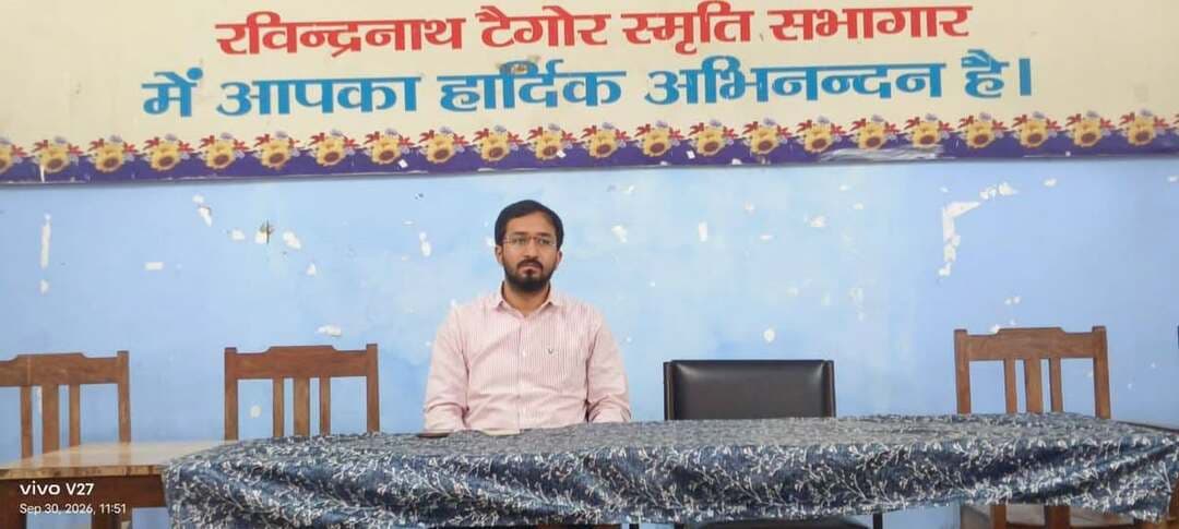 मुखर्जी सेमिनरी स्कूल का उप विकास आयुक्त श्री निशांत सिहारा द्वारा निरीक्षण
मुजफ्फरपुर जिला अंतर्गत **मुखर्जी सेमिनरी स्कूल** का आज उप विकास आयुक्त, मुजफ्फरपुर **श्री निशांत सिहारा** द्वारा निरीक्षण किया गया। निरीक्षण के दौरान विद्यालय की शैक्षणिक व्यवस्था, विद्यार्थियों के लिए उपलब्ध सुविधाओं, विद्यालय परिसर की स्थिति तथा संचालित विभिन्न गतिविधियों का विस्तृत जायजा लिया गया। उप विकास आयुक्त महोदय द्वारा विद्यालय की व्यवस्थाओं का अवलोकन करते हुए संबंधित पदाधिकारियों एवं विद्यालय प्रबंधन से आवश्यक जानकारी प्राप्त की गई।
निरीक्षण के क्रम में विद्यालय में संचालित **कक्षा-कक्षों, शिक्षण व्यवस्था एवं विद्यार्थियों की शैक्षणिक गतिविधियों** का अवलोकन किया गया। विद्यार्थियों की उपस्थिति, कक्षा संचालन की स्थिति तथा शिक्षण-अधिगम प्रक्रिया के संबंध में विद्यालय प्रबंधन से जानकारी ली गई। विद्यार्थियों के शैक्षणिक विकास के साथ-साथ उनके सर्वांगीण विकास पर विशेष ध्यान देने की आवश्यकता पर भी बल दिया गया।
उप विकास आयुक्त महोदय द्वारा विद्यालय परिसर में उपलब्ध **आधारभूत सुविधाओं** का भी निरीक्षण किया गया। विद्यालय भवन, कक्षा-कक्ष, पेयजल व्यवस्था, शौचालय, स्वच्छता, विद्युत व्यवस्था तथा अन्य आवश्यक सुविधाओं की स्थिति का जायजा लिया गया। विद्यालय परिसर को स्वच्छ, सुव्यवस्थित एवं विद्यार्थियों के लिए सुरक्षित बनाए रखने के संबंध में आवश्यक दिशा-निर्देश दिए गए।
निरीक्षण के दौरान विद्यालय में संचालित **पाठ्येतर एवं सह-शैक्षणिक गतिविधियों** की भी जानकारी ली गई। विद्यार्थियों के व्यक्तित्व विकास, रचनात्मक क्षमता, खेलकूद, सांस्कृतिक गतिविधियों एवं अन्य शैक्षणिक कार्यक्रमों में सहभागिता को प्रोत्साहित करने पर जोर दिया गया। इस दौरान विद्यार्थियों की सक्रिय भागीदारी तथा विद्यालय में उपलब्ध गतिविधियों के संबंध में विद्यालय प्रबंधन से जानकारी प्राप्त की गई।
उप विकास आयुक्त द्वारा विद्यार्थियों से भी संवाद किया गया तथा उनकी पढ़ाई, विद्यालय में उपलब्ध सुविधाओं एवं विभिन्न गतिविधियों के संबंध में जानकारी ली गई। विद्यार्थियों को नियमित रूप से अध्ययन करने, अनुशासन का पालन करने तथा विद्यालय द्वारा आयोजित शैक्षणिक एवं सह-शैक्षणिक गतिविधियों में सक्रिय रूप से भाग लेने के लिए प्रेरित किया गया।
निरीक्षण के दौरान विद्यालय में **स्वच्छता एवं साफ-सफाई व्यवस्था** पर भी विशेष ध्यान दिया गया। विद्यालय परिसर, कक्षा-कक्ष एवं अन्य उपयोगी स्थानों की साफ-सफाई की स्थिति का अवलोकन करते हुए स्वच्छ एवं स्वस्थ शैक्षणिक वातावरण बनाए रखने का निर्देश दिया गया। विद्यार्थियों में स्वच्छता के प्रति जागरूकता विकसित करने तथा विद्यालय परिसर को नियमित रूप से साफ-सुथरा रखने पर भी बल दिया गया।
इसके साथ ही विद्यालय में विद्यार्थियों के लिए उपलब्ध **खेल एवं अन्य गतिविधियों** की स्थिति का भी जायजा लिया गया। विद्यार्थियों के शारीरिक एवं मानसिक विकास में खेलकूद और अन्य रचनात्मक गतिविधियों की महत्वपूर्ण भूमिका को ध्यान में रखते हुए विद्यालय स्तर पर इन गतिविधियों को प्रभावी ढंग से संचालित करने पर जोर दिया गया।
निरीक्षण के क्रम में विद्यालय प्रबंधन द्वारा विद्यालय की वर्तमान गतिविधियों, उपलब्ध संसाधनों तथा आवश्यकताओं के संबंध में उप विकास आयुक्त महोदय को अवगत कराया गया। उप विकास आयुक्त ने विद्यालय की व्यवस्थाओं का समग्र रूप से अवलोकन करते हुए आवश्यक सुधार एवं व्यवस्थाओं को और अधिक प्रभावी बनाने के लिए संबंधित पदाधिकारियों एवं विद्यालय प्रबंधन को आवश्यक दिशा-निर्देश प्रदान किए।
उप विकास आयुक्त श्री निशांत सिहारा ने कहा कि विद्यार्थियों को गुणवत्तापूर्ण शिक्षा उपलब्ध कराने के साथ-साथ उनके **सर्वांगीण विकास के लिए बेहतर शैक्षणिक वातावरण, अनुशासन, स्वच्छता, खेलकूद एवं रचनात्मक गतिविधियों** का सुचारू संचालन आवश्यक है। विद्यालय में उपलब्ध संसाधनों का समुचित उपयोग करते हुए विद्यार्थियों के हित में सभी आवश्यक व्यवस्थाओं को प्रभावी बनाए रखने पर विशेष ध्यान देने की आवश्यकता है।
उन्होंने विद्यालय प्रबंधन को निर्देशित किया कि विद्यार्थियों की शैक्षणिक आवश्यकताओं के साथ-साथ उनकी अन्य प्रतिभाओं एवं क्षमताओं के विकास के लिए भी निरंतर प्रयास किए जाएं। विद्यालय में नियमित रूप से संचालित गतिविधियों की प्रभावी निगरानी सुनिश्चित की जाए तथा विद्यार्थियों की समस्याओं एवं आवश्यकताओं का प्राथमिकता के आधार पर समाधान किया जाए।
निरीक्षण के दौरान विद्यालय की विभिन्न व्यवस्थाओं का जायजा लेते हुए **शैक्षणिक गुणवत्ता में निरंतर सुधार, विद्यार्थियों की नियमित उपस्थिति, स्वच्छ एवं सुरक्षित वातावरण, आधारभूत सुविधाओं के बेहतर रख-रखाव तथा सह-शैक्षणिक गतिविधियों के प्रभावी संचालन** पर विशेष जोर दिया गया।
मुखर्जी सेमिनरी स्कूल में किए गए इस निरीक्षण का उद्देश्य विद्यालय की वर्तमान व्यवस्थाओं एवं गतिविधियों का अवलोकन करते हुए विद्यार्थियों को बेहतर शैक्षणिक वातावरण उपलब्ध कराने की दिशा में आवश्यक सुधार एवं व्यवस्थाओं को सुनिश्चित करना रहा। निरीक्षण के दौरान विद्यालय प्रबंधन को विद्यार्थियों के हित में सभी आवश्यक कार्यों को प्राथमिकता के साथ संपादित करने तथा विद्यालय की समग्र व्यवस्था को और अधिक सुदृढ़ एवं प्रभावी बनाने के निर्देश दिए गए।
#CMSamrat
#samratchoudhary
CMO Bihar
Bihar Education Department
Information & Public Relations Department, Government of Bihar