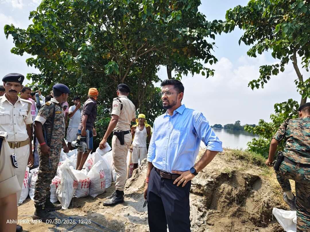 नेपाल में गंडक नदी के जलग्रहण क्षेत्रों में विगत दिनों में अतिवृष्टि के कारण गंडक नदी में अत्यधिक जलस्राव के मद्देनजर ज़िलाधिकारी, मुज़फ़्फ़रपुर श्री कुमार गौरव क्षेत्रों में पुलिस अधीक्षक, नगर आयुक्त, अपर समाहर्ता आपदा प्रबंधन एवं अन्य अधिकारियों के साथ लगातार कैम्प कर रहे हैं तथा राहत एवं बचाव कार्यों का अनुश्रवण कर रहे हैं। उनके निदेश पर अनुमंडल पदाधिकारी; अनुमंडल पुलिस पदाधिकारी; कार्यपालक अभियंता, जल संसाधन विभाग, अंचल अधिकारी, प्रखंड विकास पदाधिकारी एवं अन्य अधिकारी भी क्षेत्रों में लगातार सक्रिय हैं तथा एसओपी के अनुसार आवश्यक कार्य कर रहे हैं। जिलाधिकारी ने अपर समाहर्ता आपदा प्रबंधन को एनडीआरएफ/एसडीआरएफ टीम को सक्रिय रखने, आवश्यकतानुसार प्रभावित लोगों को सुरक्षित स्थानों पर पहुँचाने, अंचल अधिकारियों के माध्यम से निर्धारित मापदंडों के अनुरूप कम्युनिटी किचन चलाने, पॉलीथिन शीट्स का वितरण सहित राहत एवं बचाव से संबंधित सभी कार्यों को बेहतर एवं त्रुटिहीन तरीके से संचालित कराने का निर्देश दिया है।
ज़िलाधिकारी ने आज सबसे पहले साहेबगंज प्रखंड में तिरहुत बाँध का निरीक्षण किया तथा तटबंध की सुरक्षा का जायजा लिया। उन्होंने हुस्सेपुर में स्थानीय लोगों एवं जन प्रतिनिधियों से भी संवाद स्थापित किया तथा उनका सुझाव एवं फीडबैक लिया। जिलाधिकारी ने अपर समाहर्ता आपदा प्रबंधन को यहाँ के प्रभावित लोगों के बीच शीघ्र पॉलीथिन शीट्स का वितरण एवं कम्युनिटी किचन संचालित कराने का निर्देश दिया।
ज़िलाधिकारी द्वारा पारू में राहत एवं बचाव कार्यों का निरीक्षण किया गया। उनके निदेश पर जयमल डुमरी में लोगों की सहायता हेतु एनडीआरएफ की टीम को तुरंत भेजा गया। ज़िलाधिकारी ने अधिकारियों को मौक़े पर रहकर राहत एवं बचाव कार्य चलाने का निर्देश दिया।
जिलाधिकारी ने कहा कि नेपाल के तराई क्षेत्र में गंडक नदी के जलग्रहण क्षेत्र में भारी वर्षा के कारण अभी नदियों में जल स्तर अधिकतम है। इसके आलोक में विशेष सतर्कता बरती जा रही है। किसी भी स्थिति से निपटने हेतु जिला प्रशासन पूर्णतः तैयार है। *लोग पैनिक न हों लेकिन सजग एवं सतर्क रहें*। संपूर्ण आपदा प्रबंधन तंत्र आपकी सहायता हेतु तत्पर है। आपदा प्रबंधन विभाग द्वारा निर्धारित मानक संचालन प्रक्रिया (एसओपी) के अनुसार सभी व्यवस्था की गई है। एनडीआरएफ/एसडीआरएफ की टीम अलर्ट है। तटबंधों की लगातार निगरानी की जा रही है। आवश्यकतानुसार मरम्मती एवं सुदृढ़ीकरण कार्य किया जा रहा है। कार्यपालक अभियंता, जल संसाधन विभाग को सजग एवं सक्रिय होकर स्थिति के अनुरूप कार्य करने का निर्देश दिया गया है। क्षेत्रीय अधिकारियों को आम जनता से नियमित संवाद स्थापित करने एवं फीडबैक लेने तथा स्थिति के अनुसार तुरंत रिस्पॉन्ड करने का निदेश दिया गया है।
ज़िलाधिकारी द्वारा सीमावर्ती जिलों के ज़िलाधिकारियों से भी लगातार सम्पर्क एवं समन्वय स्थापित किया जा रहा है ताकि आवश्यकतानुसार लोगों को नज़दीकतम सुरक्षित स्थानों पर पहुँचाया जाए।
जिलाधिकारी ने कहा कि नदियों में जल-स्तर अभी पीक पर है। इसमें जल्द ही कमी आएगी।अधिकारियों को निदेश दिया गया है कि नदियों के जल-स्तर, मौसम विभाग द्वारा दी जा रही सूचनाओं तथा वर्षापात के आंकड़ों पर लगातार नजर रखें। एसओपी के अनुसार क्षेत्रीय पदाधिकारी यथा अंचलाधिकारी, थाना प्रभारी, अनुमंडल पदाधिकारी एवं अनुमंडल पुलिस पदाधिकारी तुरंत रिस्पॉन्ड करेंगे। किसी भी स्थिति से निपटने के लिए सम्पूर्ण प्रशासनिक तंत्र सजग, सक्रिय एवं तत्पर रहे।
जिलाधिकारी ने कहा कि विभिन्न विभागों के पदाधिकारियों को आपस में समन्वय स्थापित कर मिशन मोड में काम करने का निदेश दिया गया है। उन्होंने कहा कि बाढ़ आने की स्थिति में प्रभावितों के जान-माल की सुरक्षा एवं ससमय राहत पहुँचाना प्रशासन की सर्वोच्च प्राथमिकता है। जल संसाधन विभाग, स्वास्थ्य, कृषि, पशुपालन, पी.एच.ई.डी., पंचायती राज विभाग, ग्रामीण विकास विभाग सहित संबंधित सभी विभागों के पदाधिकारी आपस में सुदृढ़ समन्वय तथा सार्थक संवाद स्थापित रखें एवं परिस्थिति के अनुसार त्वरित गति से कार्य करें।
================
*जिलाधिकारी ने लोगों से आह्वान करते हुए कहा कि किसी भी प्रकार के अफ़वाह पर ध्यान न दें। अपुष्ट, अप्रामाणिक एवं भ्रामक सूचनाओं को प्रसारित न करें। प्रशासन द्वारा दी जा रही सूचनाओं पर ही ध्यान दें तथा बाढ़ की स्थिति में बचाव हेतु सरकार द्वारा जारी एडवाइजरी का अनुपालन करें।*
================
*किसी भी प्रकार की आपातकालीन स्थिति में सहायता के लिए संपर्क करें*:
(1) जिला आपातकालीन संचालन केन्द्र, मुजफ्फरपुर : 0621-2212007
(2) राज्य आपातकालीन संचालन केंद्र, आपदा प्रबंधन विभाग, बिहार सरकार, पटना: हेल्पलाइन नंबर: 0612-2294204/205, आपातकालीन सहायता नंबर: 1070
================
#CMSamrat
#samratchoudhary
CMO Bihar
Information & Public Relations Department, Government of Bihar
Disaster Management Department Govt. of Bihar