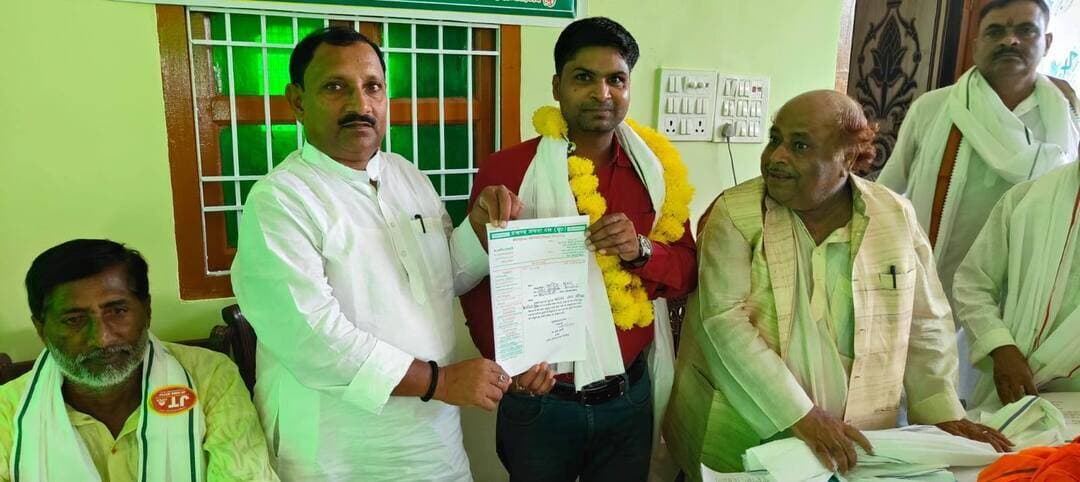 बैरगनिया में अनिल कुमार का सम्मान, नगर संगठन की जिम्मेदारी निभाने का संकल्प
बैरगनिया। शबनम गार्डन में आयोजित जदयू की प्रखंड कार्यकारिणी बैठक के दौरान बैरगनिया नगर परिषद क्षेत्र के अनिल कुमार को नगर अध्यक्ष के रूप में सम्मानित किया गया। जदयू के सीतामढ़ी जिला अध्यक्ष सत्येंद्र सिंह कुशवाहा और प्रखंड अध्यक्ष मो बशीर अंसारी ने उन्हें अंगवस्त्र एवं फूलों की माला पहनाकर सम्मानित किया।
सम्मान के बाद अनिल कुमार ने कहा कि वे नगर अध्यक्ष के रूप में संगठन की जिम्मेदारी पूरी निष्ठा और समर्पण के साथ निभाएंगे। उन्होंने कहा कि पार्टी के राष्ट्रीय अध्यक्ष एवं पूर्व मुख्यमंत्री नीतीश कुमार के नेतृत्व में विकसित बिहार के लक्ष्य को लेकर वे संगठन के साथ कदम से कदम मिलाकर कार्य करते रहेंगे।
मौके पर जदयू जिला उपाध्यक्ष राजकुमार सिंह, जिला महासचिव उदय पाठक, प्रदेश नेता शंकर बैठा, जिला महिला अध्यक्ष कामिनी पटेल, प्रदेश सदस्य पूनम पटेल, किसान सलाहकार एवं प्रखंड अध्यक्ष सुनील कुमार सिंह सहित दर्जनों जदयू कार्यकर्ता मौजूद रहे।