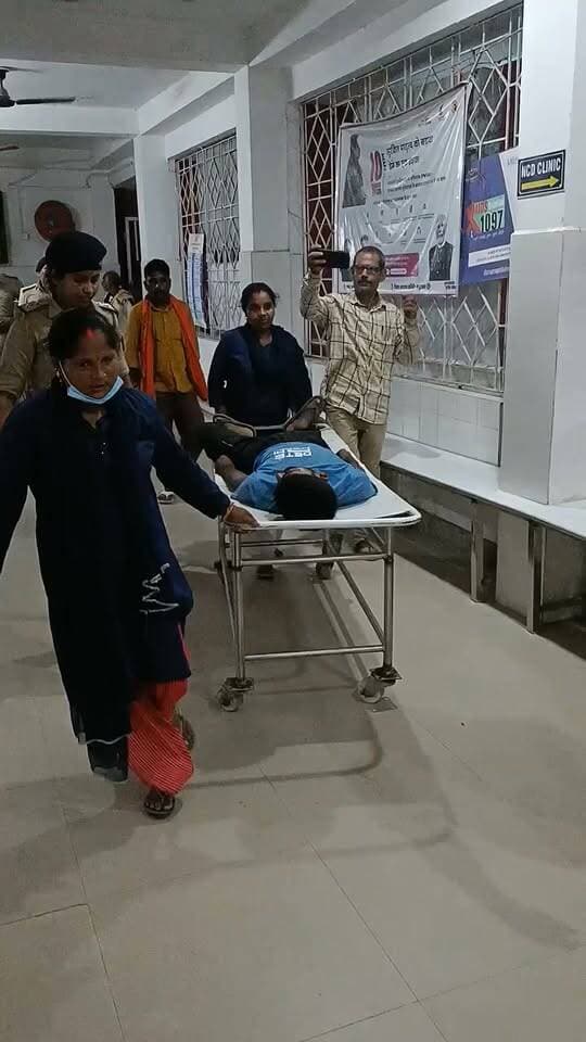चाकू के बल पर युवती के अपहरण का आरोप, होटल में दुष्कर्म की शिकायत; नेपाल भागने से पहले आरोपी गिरफ्तार
बेगूसराय: युवती के अपहरण और होटल में दुष्कर्म के आरोप से जुड़ा मामला सामने आया है। आरोप है कि चाकू की नोक पर युवती को अपने साथ ले जाया गया और बाद में होटल में उसके साथ दुष्कर्म किया गया।
घटना के बाद नेपाल भागने की कोशिश कर रहे मुख्य आरोपी को पुलिस ने गिरफ्तार कर लिया। गिरफ्तारी के दौरान आरोपी के घायल होने की भी जानकारी सामने आई है।
पुलिस ने आरोपी को हिरासत में लेकर मामले की जांच शुरू कर दी है। युवती के बयान, मेडिकल जांच और उपलब्ध साक्ष्यों के आधार पर आगे की कानूनी कार्रवाई की जा रही है।
#Begusarai #BiharNews #CrimeNews #BegusaraiNews #BreakingNews #CrimeUpdate #LatestNews #BiharCrime #NewsUpdate