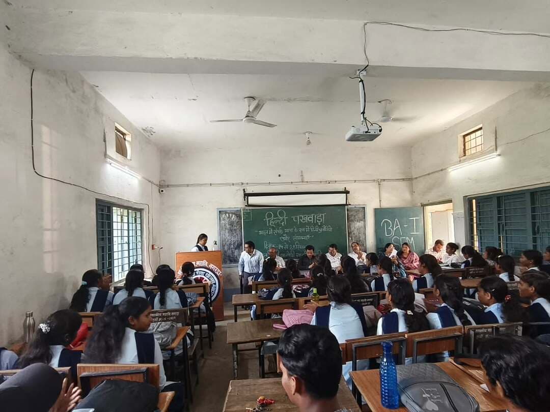 अटल बिहारी वाजपेयी शासकीय महाविद्यालय, नगरदा में सेवा संकल्प अभियान के अंतर्गत 14 से 28 सितंबर तक हिंदी पखवाड़ा आयोजित किया गया।
इस दौरान निबंध, कविता एवं भाषण प्रतियोगिताओं का आयोजन कर विद्यार्थियों को हिंदी भाषा के प्रति जागरूक एवं प्रोत्साहित किया गया।
#सेवा_संकल्प_अभियान
#मेरेसपनोंकाभारत
#Saktidist