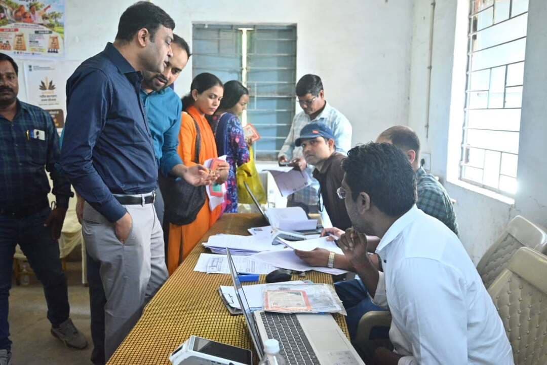 सेवा संकल्प अभियान: 2026
सेवा संकल्प अभियान के तहत खाद्य विभाग द्वारा जनजागरूकता शिविर का किया गया सफल आयोजन
प्रबंध संचालक वेयर हॉउसिंग कॉर्पोरेशन श्री आशीष कुमार टिकरिहा ने हरेठी में आयोजित सेवा सेतु शिविर का किया निरीक्षण
खाद्य विभाग द्वारा बीपीआरसी भवन हरेठी में सार्वजनिक वितरण प्रणाली एवं शासन की विभिन्न योजनाओं की दी गई विस्तृत जानकारी, आमजन को किया गया लाभान्वित
खाद्य विभाग द्वारा जिले के सभी विकासखंड में 28 से 30 सितंबर तक सेवा सेतु कैंप के माध्यम से आमजन को किया गया लाभान्वित
#सेवा_सेतु_अभियान
#सेवा_संकल्प_अभियान #SevaSankalpAbhiyan #SevaSankalp #JanSeva JanBhagidari