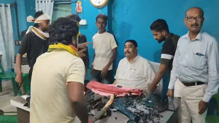 সিউড়ির তৃণমূল কার্যালয়ে অনুব্রত কে ঘিরে উত্তেজনা, লাঠি হাতে যুবকদের বিরুদ্ধে ভাঙচুর ও পাশাপাশি কলার ধরে হেনস্থা করার অভিযোগ
Birbhum District Birbhum District Trinamool Congress Birbhum District Administration Birbhum District Police BJP West Bengal Braking News Mamata Banerjee Suvendu Adhikari