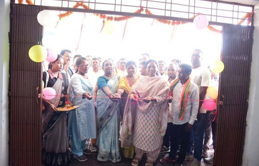 सेवा संकल्प अभियान के दौरान ग्राम रांधना में विद्यार्थियों को मिली नई सुविधा।
माकड़ी विकासखंड के ग्राम रांधना में 50 सीटर प्री मैट्रिक बालक छात्रावास भवन का लोकार्पण बस्तर विकास प्राधिकरण की उपाध्यक्ष एवं कोण्डागांव विधायक सुश्री लता उसेंडी ने किया। छात्रावास भवन के शुरू होने से दूरस्थ क्षेत्रों से आने वाले विद्यार्थियों को पढ़ाई के लिए बेहतर आवासीय सुविधा मिलेगी।
इस अवसर पर ग्राम रांधना में ₹30 लाख की लागत से बनने वाले महतारी सदन के निर्माण कार्य का भूमिपूजन भी किया गया। महतारी सदन के माध्यम से महिलाओं को आजीविका एवं सामुदायिक गतिविधियों के लिए बेहतर मंच उपलब्ध कराने की दिशा में पहल की जा रही है।
कार्यक्रम में कलेक्टर श्रीमती नूपुर राशि पन्ना ने कहा कि छात्रावासों और आश्रमों को स्वच्छ, सुंदर एवं बेहतर सुविधाओं से युक्त बनाने के लिए विशेष प्रयास किए जा रहे हैं।
इस अवसर पर आदिवासी विकास विभाग द्वारा आश्रम विद्यालयों एवं छात्रावासों में बच्चों की रचनात्मक सहभागिता पर आधारित पत्रिका ‘नवोन्मेष’ का विमोचन भी किया गया।
शिक्षा, अधोसंरचना और महिला सशक्तिकरण से जुड़े विकास कार्यों के माध्यम से सेवा संकल्प अभियान जनहित की दिशा में निरंतर आगे बढ़ रहा है।
#सेवा_संकल्प_अभियान #SevaSankalpAbhiyan #SevaSankalp #JanSeva #JanBhagidari