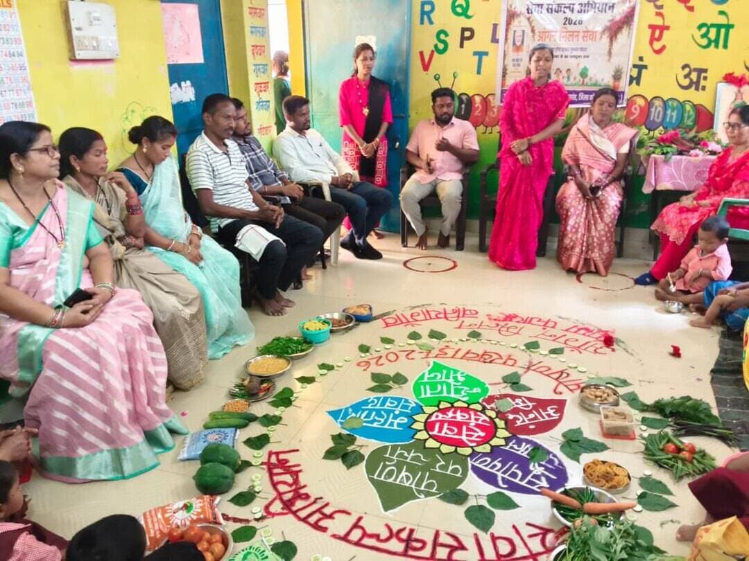 पोषण से स्वस्थ परिवार, जागरूकता से सशक्त समाज।
पोषण माह के अंतर्गत कोण्डागांव जिले के 88 आंगनबाड़ी केंद्रों में आंगन मिलन एवं सेवा संकल्प कार्यक्रम का आयोजन किया गया। कार्यक्रम का उद्देश्य गर्भवती एवं धात्री माताओं, किशोरियों, बच्चों और उनके परिवारों को पोषण, स्वास्थ्य, स्वच्छता एवं प्रारंभिक बाल विकास के प्रति जागरूक करना रहा।
आंगनबाड़ी कार्यकर्ताओं एवं सहायिकाओं ने संतुलित एवं पौष्टिक आहार, स्थानीय खाद्य पदार्थों के उपयोग, स्तनपान, पूरक आहार, बच्चों की वृद्धि निगरानी और स्वच्छता से जुड़ी महत्वपूर्ण जानकारी साझा की।
कार्यक्रम में ‘मेरी पौष्टिक थाली’ का प्रदर्शन, स्वस्थ शिशु प्रतियोगिता, बच्चों द्वारा बालगीतों की प्रस्तुति, न्यौता भोज तथा महतारी वंदन योजना की हितग्राही द्वारा सफलता की कहानी का वाचन किया गया।
साथ ही पोषण शपथ एवं ‘बाल विवाह मुक्त कोण्डागांव’ की शपथ दिलाकर जनजागरूकता का संदेश दिया गया।
आंगनबाड़ी केंद्रों के माध्यम से पोषण, स्वास्थ्य एवं बाल विकास से जुड़ी सेवाओं का लाभ अधिक से अधिक हितग्राहियों तक पहुंचाने का संकल्प लिया गया।
#सेवा_संकल्प_अभियान #SevaSankalpAbhiyan #SevaSankalp #JanSeva #JanBhagidari