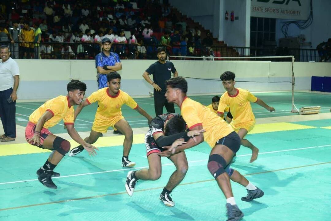 जिलाधिकारी श्री कुंदन कुमार के द्वारा पाटलिपुत्र स्पोर्ट्स काम्प्लेक्स में जिला स्तरीय विद्यालय खेल प्रतियोगिता 2026-27 का शुभारंभ किया गया । जिला अंतर्गत खेल प्रतिभा को उभारने के लिए आयोजित इस खेल प्रतियोगिता में 25 खेल विधाओं में 6500 से अधिक बच्चे भाग ले रहे हैं। उन्होंने बच्चों का उत्साहवर्धन करते हुए कहा कि बिहार सरकार खिलाड़ियों को खेल छात्रवृत्ति, प्रशिक्षण व अन्य कई तरह के प्रोत्साहन दे रही है। मेडल लाओ नौकरी पाओ स्कीम के तहत उत्कृष्ट खिलाड़ियों को सरकारी नौकरी भी दी जा रही है।
उन्होंने जिला खेल पदाधिकारी को निर्देश दिया कि इस प्रतियोगिता में उत्कृष्ट प्रदर्शन करने वाले बच्चों को सभी प्रकार के आवश्यक प्रोत्साहन, ट्रेनिंग आदि की व्यवस्था सुनिश्चित करें, जिससे कि वे राष्ट्रीय एवं अंतरराष्ट्रीय स्तर पर अपनी प्रतिभा का प्रदर्शन कर देश का नाम रोशन कर सकें ।
