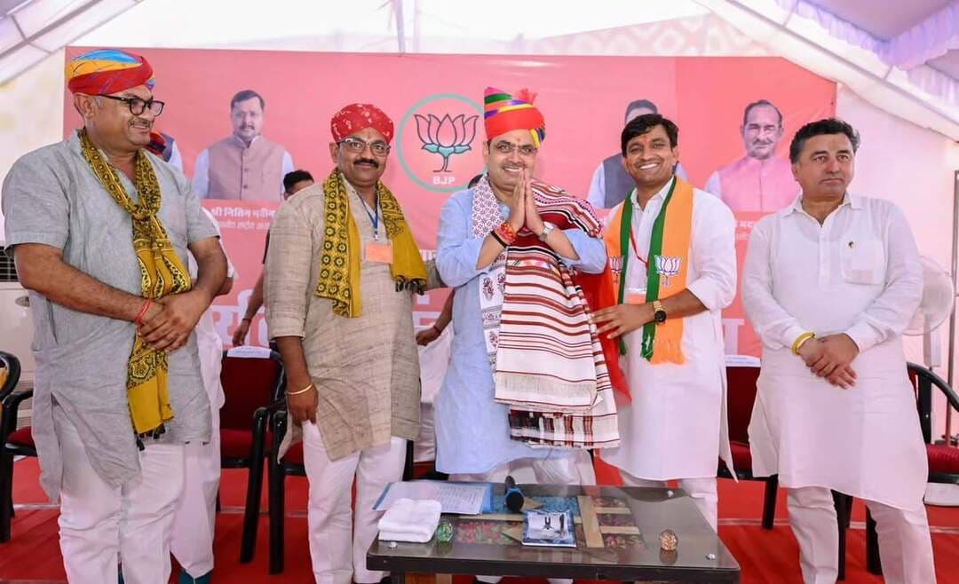 मुख्यमंत्री ने निकाय चुनावों में बाड़मेर, जैसलमेर और बालोतरा में भाजपा के शानदार प्रदर्शन पर कार्यकर्ताओं को दी बधाई
नगर निकाय चुनाव की जीत की ऊर्जा लेकर अब पंचायती राज चुनाव में जुटें कार्यकर्ता
अंतिम छोर तक पहुंचाएं सरकार की जनकल्याणकारी योजनाओं की जानकारी और संगठन का संदेश
मुख्यमंत्री भजनलाल शर्मा
मुख्यमंत्री भजनलाल शर्मा ने बुधवार को बाड़मेर, जैसलमेर और बालोतरा में नगर निकाय चुनावों में भारतीय जनता पार्टी के शानदार प्रदर्शन के लिए कार्यकर्ताओं एवं निर्वाचित जनप्रतिनिधियों को बधाई दी। उन्होंने कहा कि प्रदेश के कुल 204 निकायों में भाजपा ने अपना बोर्ड बनाया है। यह ऐतिहासिक विजय संगठन और कार्यकर्ताओं की मेहनत का परिणाम हैं।
मुख्यमंत्री ने कहा कि बाड़मेर के दोनों निकायों में हम विजयी रहे और 15 वर्षों बाद यहां भाजपा का बोर्ड बना है। चौहटन में तो कांग्रेस का खाता भी नहीं खुल सका है। वहीं, जैसलमेर में वर्षों बाद भाजपा का बोर्ड बना तथा बालोतरा के सभी सातों निकायों में हमारे बोर्ड बने हैं। यह व्यापक जनादेश राज्य सरकार द्वारा किए जा रहे शानदार विकास कार्यों के प्रति जनता के सकारात्मक समर्थन को दर्शाता है।
मुख्यमंत्री श्री भजनलाल शर्मा ने कहा कि प्रधानमंत्री श्री नरेन्द्र मोदी के नेतृत्व में प्रदेश की डबल इंजन सरकार हर क्षेत्र में उल्लेखनीय कार्य कर रही है। उन्होंने कहा कि राज्य सरकार द्वारा पौने तीन वर्षों में बाड़मेर में 3 हजार 907 करोड़ रुपये, बालोतरा में 34 हजार 695 करोड़ रुपये और जैसलमेर में 3 हजार करोड़ रुपये से अधिक के विकास कार्यों से क्षेत्र का समग्र विकास सुनिश्चित हो रहा है।
मुख्यमंत्री ने कार्यकर्ताओं से आह्वान किया कि केन्द्र और राज्य सरकार की जनकल्याणकारी योजनाओं की जानकारी और संगठन का संदेश अंतिम छोर तक पहुंचाएं। उन्होंने कार्यकर्ताओं से कहा कि नगर निकाय चुनावों में मिली जीत की ऊर्जा लेकर अब वे उसी जोश और दृढ़ता से पंचायती राज चुनावों में जुटें और हर गांव, हर ढाणी में विकास का कमल खिलाने के संकल्प के साथ आगे बढ़ें। भाजपा जिला मीडिया प्रमुख ललित बोथरा ने बताया कि इस संगठनात्मक बैठक में उद्योग एवं वाणिज्य राज्य मंत्री के.के. विश्नोई, किसान आयोग के अध्यक्ष सी आर चौधरी, चौहटन विधायक आदूराम मेघवाल, बाड़मेर विधायक डॉ प्रियंका चौधरी, सिवाना विधायक हमीर सिंह भायल, जैसलमेर विधायक छोटू सिंह भाटी, पचपदरा विधायक अरुण चौधरी, पोकरण विधायक महन्त प्रतापपुरी, पूर्व केन्द्रीय मंत्री कैलाश चौधरी, पूर्व सांसद मानवेन्द्रसिंह जसोल, सभापति नगर परिषद बाड़मेर गौतम सिंघवी, अध्यक्ष नगरपालिका चौहटन रूप सिंह राठौड़, भूपेन्द्र सैनी, अनंतराम बिश्नोई, दिलीप हिंगड़ा, भरत मोदी, स्वरूप सिंह खारा, बालाराम मूंढ़, दीपक कड़वासरा, नरेन्द्र कच्छवाह, दिलीप पालीवाल, किशोरसिंह कानोड़, ललित बोथरा, करनसिंह नेतरा ,गणपत बाठिया, महेश चौहान, रतनलाल बोहरा सहित जनप्रतिनिधिगण उपस्थित रहे l
BJP Rajasthan BJP Barmer Bhajanlal Sharma Kailash Choudhary K.K. Vishnoi Swaroop Singh Khara Dr Priyanka Chaudhary CMO Rajasthan
-