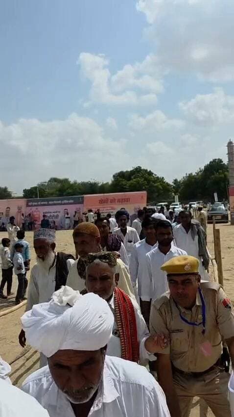 मुख्यमंत्री से मिलने पहुंचे पूर्व मंत्री व अल्पसंख्यकों के लोग।
BJP Rajasthan BJP Barmer