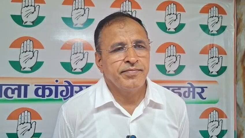 आज बाड़मेर जिले के बाछड़ाऊ में मुख्यमंत्री भजनलाल शर्मा की सरकारी तंत्र का दुरुपयोग कर चुनावी जनसभा में शहीद पीराराम थोरी के शहीद स्मारक की घोषणा न करने, थोथी घोषणाओं, किसानों को राहत देने के लिए अकाल घोषित कर सहकारी कर्ज माफ करने एवं राहत पैकेज घोषित न करने, पानी की किल्लत व जल जीवन मिशन योजना के फेल होने, पशु शिविर खोलकर चारे-पानी की व्यवस्था करने के लिए निश्चित समय में घोषणा न करने को लेकर पत्रकार बंधुओं के साथ संवाद किया।।
Ummeda Ram Beniwal BJP Rajasthan BJP Barmer Bhajanlal Sharma