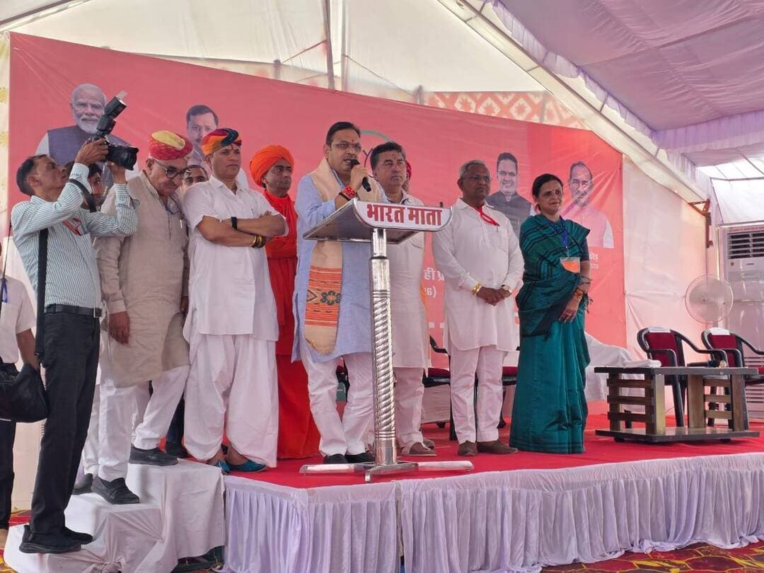 पंचायतीराज चुनाव से पहले बाड़मेर में भाजपा का अल्पसंख्यक संपर्क अभियान, CM भजनलाल शर्मा ने बाछड़ाऊ में की विशेष बैठक
पूर्व मंत्री अशरफ अली की नेतृत्व में अल्पसंख्यकों की अहम बैठक हुई
बाड़मेर। आगामी पंचायतीराज चुनावों से पहले बाड़मेर में राजनीतिक गतिविधियां तेज हो गई हैं। इसी क्रम में भाजपा की ओर से अल्पसंख्यक समुदाय के बीच संपर्क और संवाद बढ़ाने की कवायद नजर आ रही है। मुख्यमंत्री भजनलाल शर्मा ने बाछड़ाऊ गांव में अल्पसंख्यक समुदाय के मौजिज लोगों के साथ विशेष बैठक कर विभिन्न मुद्दों पर चर्चा की।
बैठक में बाड़मेर के साथ-साथ जैसलमेर और बालोतरा क्षेत्र से भी अल्पसंख्यक समुदाय के प्रमुख लोगों के शामिल होने की बात सामने आई है। पूर्व मंत्री असरफ अली की अगुवाई में बड़ी संख्या में समुदाय के मौजिज लोगों ने मुख्यमंत्री के साथ संवाद किया। बैठक में स्थानीय स्तर की समस्याओं, विकास कार्यों और आगामी राजनीतिक परिस्थितियों को लेकर चर्चा होने की बात कही जा रही है।
बाड़मेर, जैसलमेर और बालोतरा में अल्पसंख्यक मतदाताओं की मौजूदगी को देखते हुए पंचायत चुनाव से पहले इस तरह के संवाद को राजनीतिक रूप से महत्वपूर्ण माना जा रहा है। भाजपा की ओर से अलग-अलग सामाजिक वर्गों के बीच संपर्क बढ़ाने और उन्हें पार्टी से जोड़ने की कवायद लगातार जारी है।
मुख्यमंत्री भजनलाल शर्मा का बाछड़ाऊ दौरा भी पंचायतीराज चुनावों की तैयारियों के बीच महत्वपूर्ण माना जा रहा है। मुख्यमंत्री यहां जनसभा के साथ विकास कार्यों के लोकार्पण और शिलान्यास कार्यक्रम में भी शामिल हुए।
ऐसे में अल्पसंख्यक समुदाय के प्रमुख लोगों के साथ हुई यह बैठक पश्चिमी राजस्थान की आगामी पंचायत राजनीति में भाजपा की सामाजिक पहुंच बढ़ाने की कोशिश के तौर पर देखी जा रही है। बैठक के जरिए भाजपा ने बाड़मेर सहित जैसलमेर और बालोतरा क्षेत्र के अल्पसंख्यक समुदाय तक सीधे संवाद का संदेश देने का प्रयास किया है।