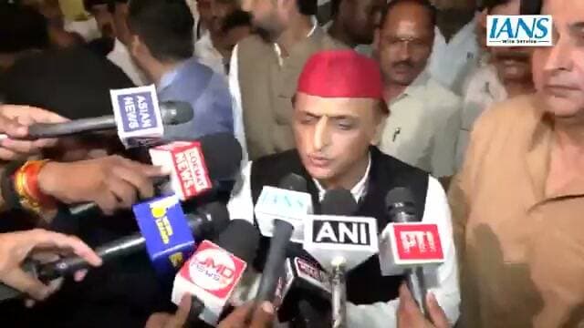 "सुप्रीम कोर्ट ने कहा है कि पुलिस खत्म कर देनी चाहिए। इस सरकार ने पहले दिन से भेदभाव का रवैया अपनाया है।"
सपा राष्ट्रीय अध्यक्ष अखिलेश यादव