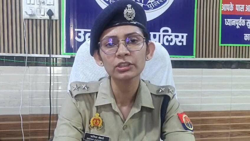 *सहारनपुर। थाना कुतुबशेर क्षेत्रान्तर्गत डायल 112 को सूचना प्राप्त हुई, जिसमें एक नाबालिक बच्ची के साथ एक बुजुर्ग ने आपत्तिजनक कृत्य करने की सूचना मिली। सूचना प्राप्त होते ही पुलिस मौके पर पहुंचकर जानकारी की गई तथा वादी की तहरीर के आधार पर थाना कुतुबशेर पर मुकदमा पंजीकृत किया गया। गिरफ्तारी हेतु टीम गठित की गई। सीसीटीवी कैमरें चेक किये और पूछताछ करते हुए शीघ्र अति शीघ्र अभियुक्त की गिरफ्तारी की गई है। अग्रिम विधिक कार्यवाही प्रचलित है।*
*जिसके सम्बन्ध में सहायक पुलिस अधीक्षक/क्षेत्राधिकारी नगर प्रथम सुश्री सारिका चौधरी द्वारा दी गई बाईट।*