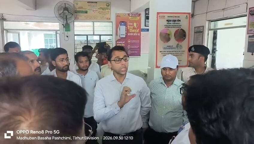 डीएम के औचक निरीक्षण से पीएचसी में मचा हड़कंप व्यवस्था सुधारने के सख्त निर्देश
---सीतामढ़ी बाजपट्टी प्राथमिक स्वास्थ्य केंद्र में बुधवार को उस समय अफरा-तफरी मच गई, जब जिलाधिकारी तनय सुलतानिया ने अचानक धावा बोल दिया। डीएम के इस औचक निरीक्षण से अस्पताल प्रशासन और स्वास्थ्यकर्मियों के हाथ-पांव फूल गए।
निरीक्षण के दौरान जिलाधिकारी ने अस्पताल की ओपीडी, आपातकालीन वार्ड, दवा वितरण केंद्र, लेबर रूम और साफ-सफाई की व्यवस्था का बारीकी से जायजा लिया। उन्होंने मरीजों की उपस्थिति पंजी और डॉक्टरों के ड्यूटी रोस्टर की जांच की, जिसमें कई खामियां पाई गईं।