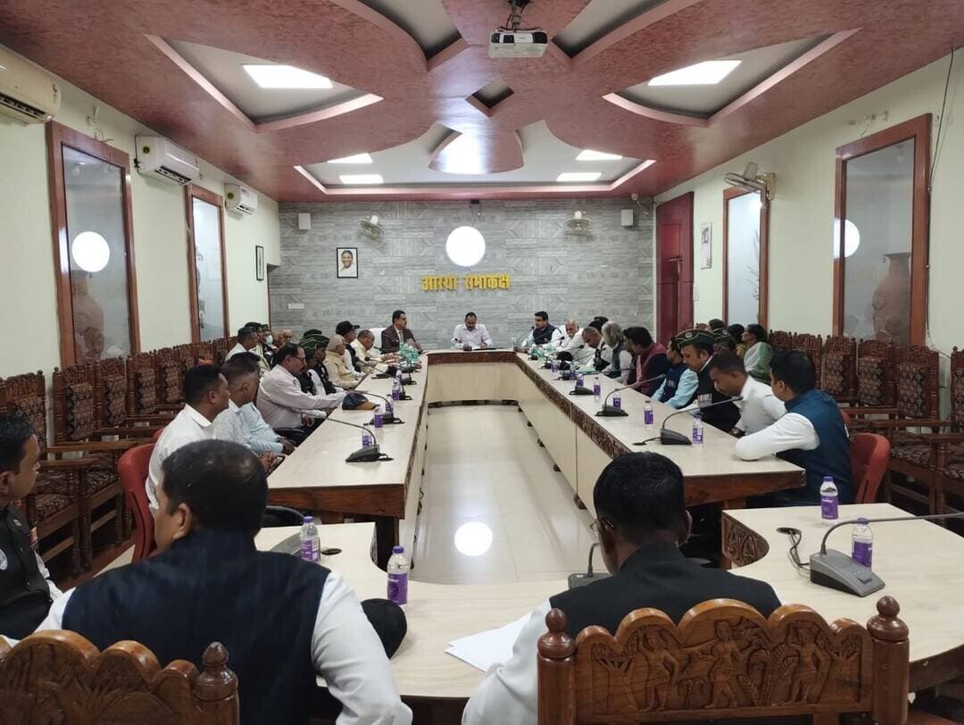 जगदलपुर में जिला सैनिक सम्मेलन में बस्तर संभाग के पूर्व सैनिकों, वीर नारियों, विधवाओं व आश्रितों के कल्याण से जुड़े विषयों पर चर्चा हुई। CSD कैंटीन, रोजगार, शहीद स्मारक, ECHS सुविधाओं सहित विभिन्न मुद्दे रखे गए। एक पूर्व सैनिक को ₹50,000 की सहायता भी दी गई।
#पूर्वसैनिक #बस्तर