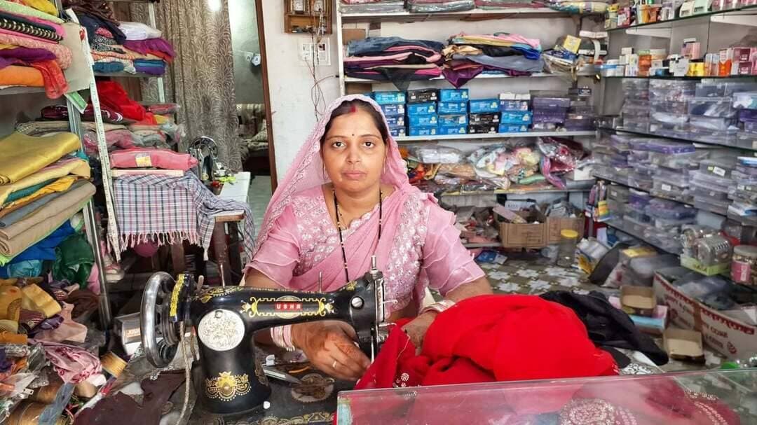 सेवा संकल्प अभियान: सेवा की कहानी
संघर्ष से स्वावलंबन तक पहुंची देवकुमारी, स्व-सहायता समूह से बनीं लखपति दीदी
श्रृंगार सदन एवं सिलाई सेंटर से बढ़ाई परिवार की आय, पशु सखी बनकर ग्रामीणों की कर रहीं सेवा
