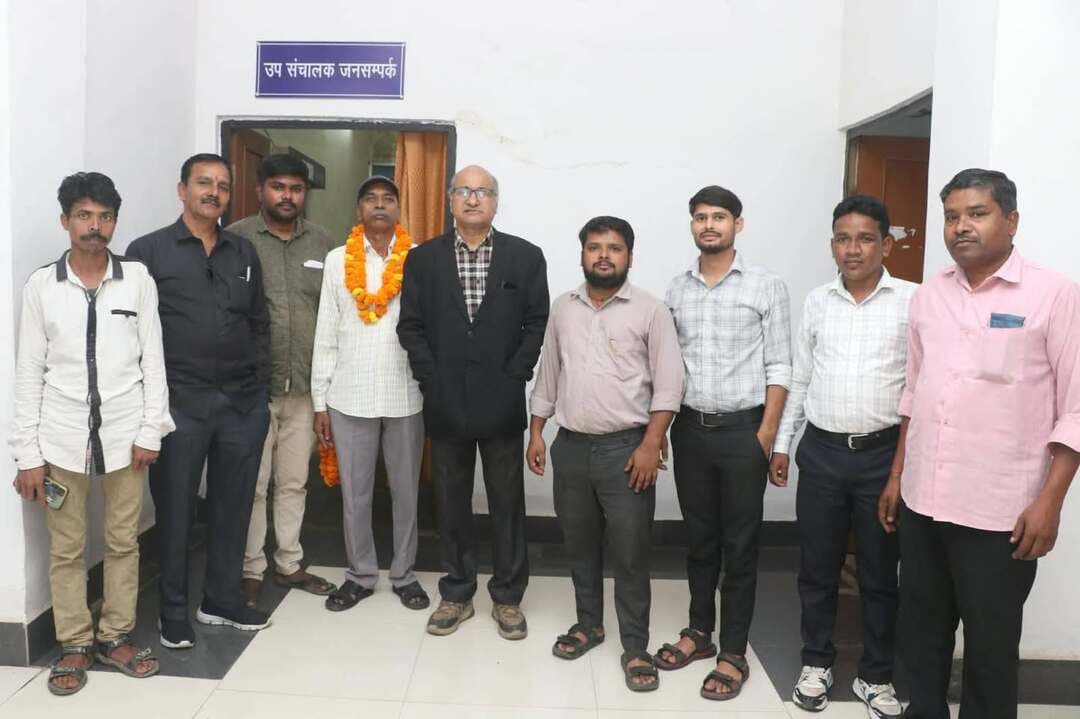 ईमानदारी एवं कर्तव्यनिष्ठा के साथ रामपाल ने दायित्वों का किया निर्वहन- उप संचालक जनसम्पर्क
...
उप संचालक जनसम्पर्क ने चौकीदार को भेंट किया शाल, श्रीफल एवं स्मृति चिन्ह
...
जनसम्पर्क कार्यालय के चौकीदार रामपाल पनिका हुए सेवा निवृत्त
....
संभागीय जनसम्पर्क कार्यालय शहडोल में पदस्थ चौकीदार श्री रामपाल पनिका के अर्धवार्षिकी आयु पूर्ण होने पर विदाई कार्यक्रम आयोजित किया गया।
कार्यक्रम को संबोधित करते हुए उप संचालक जनसम्पर्क श्री जी.एस. मर्सकोले ने कहा कि श्री रामपाल पनिका ने अपने 36 वर्ष के शासकीय सेवाकाल में दायित्वों का ईमानदारी, कर्तव्यनिष्ठा एवं बखूबी निर्वहन किया, उनके कार्य एवं सेवाएं सदैव स्मरणीय रहेंगी। उन्होंने कहा कि सेवा निवृत्त होना एक शासकीय प्रक्रिया है। शासकीय सेवा में आने के बादे एक दिन सेवा निवृत्त होना पड़ता है।
सहायक संचालक जनसम्पर्क श्री गजेन्द्र द्विवेदी ने कहा कि चौकीदार का दायित्व महत्वपूर्ण एवं जिम्मेदारीपूर्ण होता है, जिसे श्री पनिका ने सफलतापूर्वक निभाया। इस जिम्मेदारी को सेवा निवृत्त चौकीदार श्री रामपाल पनिका ने सफलतापूर्वक पूर्ण किया है जो सराहनीय है।
सेवानिवृत्त चौकीदार श्री रामपाल पनिका ने अपने कार्यकाल के अनुभव साझा करते हुए बताया कि उन्होंने वर्ष 1990 से 30 सितम्बर 2026 तक जनसम्पर्क कार्यालय में सेवाएं दीं। मेरे कार्यकाल को सफल बनाने में अधिकारियों एवं कर्मचारियो ने अपना सहयोग प्रदान किया जो मुझे हमेशा अविस्मरणीय रहेगा।
इस अवसर पर उप संचालक एवं सहायक संचालक ने श्री रामपाल पनिका को शाल, श्रीफल एवं स्मृति चिन्ह भेंट कर स्वस्थ एवं सुखमय जीवन के लिए शुभकामनाएं दीं।
इस अवसर पर वरिष्ठ पत्रकार श्री वीरेंद्र प्रताप सिंह, जुबेर खान, कृष्णा तिवारी, आशीष कचेर, विश्वास हलवाई, सूरज पयासी, दीपक सिंह, सूर्यप्रताप सिंह सहित जनसम्पर्क कार्यालय के कर्मचारी एवं अन्य पत्रकार उपस्थित रहें।
#shahdol #शहडोल
