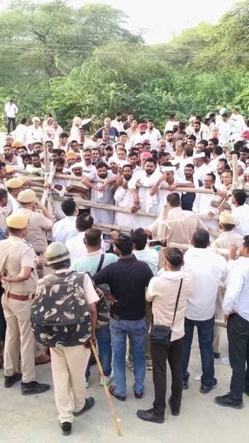 प्रशासन से वार्ता का दौरा बैरिकेट्स के पास
