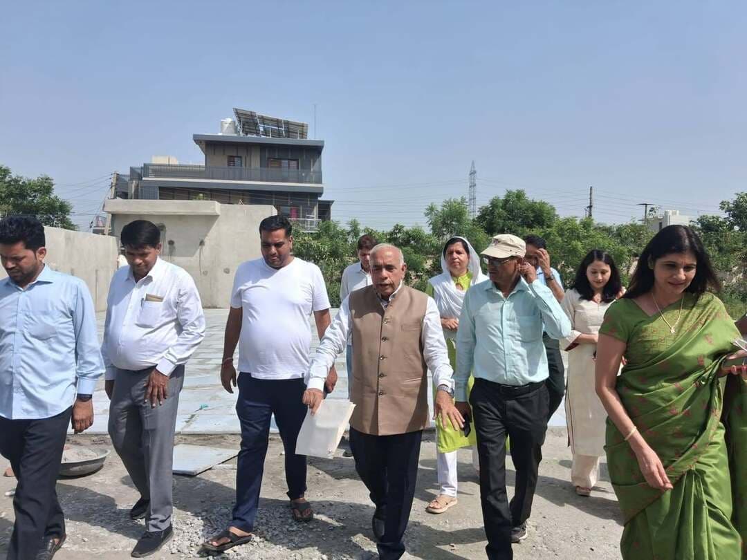 सुषमा स्वराज गर्ल्स महाविद्यालय में विकास कार्यों का निरीक्षण, खेल सुविधाएं बढ़ाने का आश्वासन
बल्लभगढ़। नितिन बंसल, संवाददाता।
सेक्टर-2 स्थित सुषमा स्वराज गर्ल्स महाविद्यालय में चल रहे विकास कार्यों का निरीक्षण करने बल्लभगढ़ विधायक एवं पूर्व कैबिनेट मंत्री पं. मूलचंद शर्मा के बड़े भाई टिपरचंद शर्मा पहुंचे। उन्होंने महाविद्यालय परिसर में विधायक निजी कोष से करवाए जा रहे सामूहिक कार्यक्रमों के लिए स्टेज निर्माण कार्य का जायजा लिया और संबंधित कार्यों की जानकारी ली।
इस दौरान महाविद्यालय की प्रिंसिपल तथा छात्राओं की ओर से खेल सुविधाओं को बेहतर बनाने के लिए बास्केटबॉल कोर्ट और टेबल टेनिस कोर्ट बनवाने की मांग रखी गई। टिपरचंद शर्मा ने मांगों को ध्यान में रखते हुए दोनों खेल सुविधाओं का निर्माण कार्य जल्द शुरू करवाने का आश्वासन दिया।
उन्होंने कहा कि छात्राओं को शिक्षा के साथ-साथ खेल और अन्य गतिविधियों के लिए बेहतर सुविधाएं उपलब्ध कराना जरूरी है। साथी उन्होंने कहा कि हरियाणा प्रदेश खेलकूद में सबसे आगे हैं और बात को ध्यान में रखते हुए फरीदाबाद क्षेत्र के सभी छात्रों के लिए महाविद्यालय में खेल फैसिलिटी का प्रबंध करेंगे इस दौरान उनके साथ में भाजपा नेता संजय जांगिड़, सुषमा यादव ,महाविद्यालय के प्रधानाचार्य और अन्य अध्यापक गण मौके पर मौजूद रहे ।महाविद्यालय में आवश्यक विकास कार्यों को प्राथमिकता के आधार पर पूरा करवाने का प्रयास किया जाएगा।