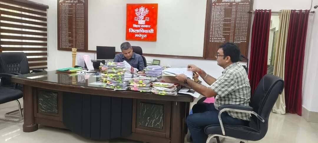 जिला पदाधिकारी मधेपुरा श्री अभिषेक रंजन की अध्यक्षता में समाहरणालय कार्यालय वेश्म में सड़क सुरक्षा समिति की बैठक आहूत की गई।
Information & Public Relations Department, Government of Bihar