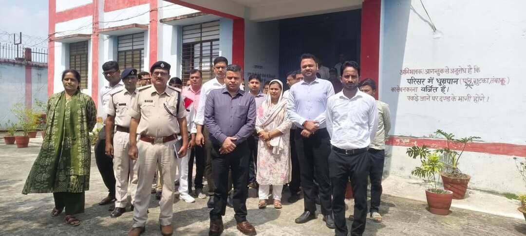*प्रेस विज्ञप्ति*
समाहरणालय, मधेपुरा
जिला जनसंपर्क कार्यालय
दिनांक : 30 सितंबर 2026
*जिला निरीक्षण समिति ने बाल देखरेख संस्थानों का किया निरीक्षण*
*किशोरों एवं बच्चों की सुरक्षा, स्वास्थ्य और देखभाल को लेकर दिए आवश्यक दिशा-निर्देश*
मधेपुरा। किशोर न्याय (बालकों की देखरेख एवं संरक्षण) अधिनियम की धारा-54 के अंतर्गत जिला पदाधिकारी, मधेपुरा की अध्यक्षता में गठित जिला निरीक्षण समिति, मधेपुरा के सदस्यों द्वारा बुधवार, 30 सितंबर 2026 को जिले के बाल देखरेख संस्थानों—पर्यवेक्षण गृह, मधेपुरा एवं विशिष्ट दत्तकग्रहण संस्थान, मधेपुरा—का निरीक्षण किया गया।
पर्यवेक्षण गृह के निरीक्षण के दौरान कुल 24 किशोर आवासित पाए गए, जिनमें मधेपुरा जिले के 17 एवं सहरसा जिले के 7 किशोर शामिल हैं। जिला पदाधिकारी द्वारा आवासित किशोरों से संवाद कर उनकी समस्याओं, आवश्यकताओं एवं सुविधाओं के संबंध में जानकारी प्राप्त की गई तथा समस्याओं के त्वरित एवं समुचित निराकरण हेतु संबंधित पदाधिकारियों एवं कर्मियों को आवश्यक दिशा-निर्देश दिए गए।
विशिष्ट दत्तकग्रहण संस्थान के निरीक्षण के दौरान कुल 03 बच्चे आवासित पाए गए। जिला पदाधिकारी द्वारा बच्चों के स्वास्थ्य, सुरक्षा, पोषण एवं समुचित देखभाल पर विशेष ध्यान देने का निर्देश दिया गया। साथ ही संस्थान में स्थापित सीसीटीवी कैमरों को निरंतर कार्यशील रखने तथा रात्रि पाली में कार्यरत कर्मियों को विशेष रूप से सजग एवं सतर्क रहते हुए बच्चों की सुरक्षा एवं देखभाल सुनिश्चित करने का निर्देश दिया गया।
निरीक्षण समिति द्वारा बाल देखरेख संस्थानों में सुरक्षित, संवेदनशील एवं बाल हितैषी वातावरण बनाए रखने पर विशेष जोर दिया गया।
Information & Public Relations Department, Government of Bihar
