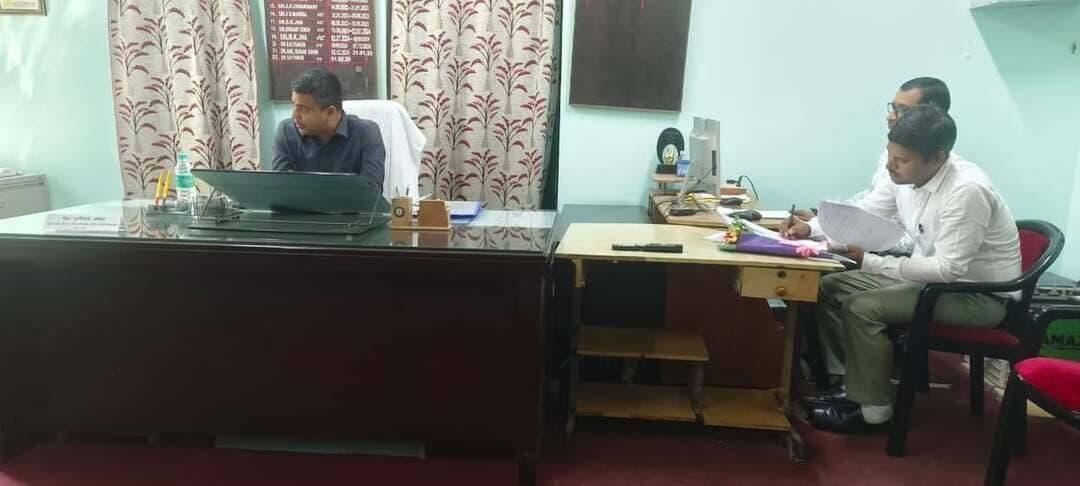 *प्रेस विज्ञप्ति*
समाहरणालय, मधेपुरा
दिनांक : 30 सितंबर 2026
*जवाहर नवोदय विद्यालय, सुखासन के सर्वांगीण विकास को लेकर VMC की बैठक*
*ओपन जिम, सुरक्षा, प्रकाश व्यवस्था एवं खेल मैदान के विकास सहित कई महत्वपूर्ण प्रस्तावों पर बनी सहमति*
मधेपुरा। जवाहर नवोदय विद्यालय, सुखासन, मधेपुरा में आज दिनांक 30 सितंबर 2026 को विद्यालय प्रबंधन समिति (VMC) की बैठक जिलाधिकारी, मधेपुरा-सह-अध्यक्ष, VMC की अध्यक्षता में आयोजित की गई। बैठक में विद्यालय के शैक्षणिक वातावरण, विद्यार्थियों के शारीरिक विकास, सुरक्षा तथा आधारभूत सुविधाओं को सुदृढ़ करने से संबंधित विभिन्न महत्वपूर्ण बिंदुओं पर विस्तृत चर्चा की गई।
बैठक में प्रभारी प्राचार्य श्री आर. एन. ठाकुर द्वारा निर्धारित एजेंडा प्रस्तुत किया गया। विचार-विमर्श के उपरांत निम्नलिखित महत्वपूर्ण निर्णय लिए गए—
1. विद्यालय के बाहर स्थित रिक्त भूमि के सीमांकन के उपरांत वृक्षारोपण के उद्देश्य से वन विभाग अथवा स्थानीय ग्रामीणों को निविदा के माध्यम से तीन वर्षों के लिए उपलब्ध कराने पर सहमति बनी।
2. विद्यार्थियों के शारीरिक विकास एवं स्वस्थ जीवनशैली को बढ़ावा देने के उद्देश्य से विद्यालय परिसर में ओपन जिम की स्थापना हेतु जिला प्रशासन के सहयोग से आवश्यक कार्रवाई करने का निर्णय लिया गया।
3. विद्यालय परिसर में सुरक्षा एवं पर्याप्त प्रकाश व्यवस्था सुनिश्चित करने के लिए हाई-मास्ट लाइट की स्थापना हेतु माननीय सांसद, सुपौल से सांसद विकास निधि के माध्यम से सहयोग प्राप्त करने का अनुरोध करने पर सहमति बनी।
4. सुरक्षा व्यवस्था को और सुदृढ़ करने के लिए चहारदीवारी पर कंटीले तार लगाने की आवश्यकता को स्वीकृति प्रदान की गई।
5. छात्रावास के पश्चिम स्थित 120×120 आकार के खेल मैदान में मिट्टी भराई के लिए आवश्यक प्राक्कलन तैयार करने का निर्देश दिया गया।
बैठक के दौरान जिलाधिकारी महोदय ने विद्यालय के सर्वांगीण विकास, विद्यार्थियों की सुविधाओं में विस्तार तथा सुरक्षित एवं बेहतर शैक्षणिक वातावरण के निर्माण के लिए जिला प्रशासन की ओर से हरसंभव सहयोग का आश्वासन दिया।
बैठक में लिए गए निर्णयों से विद्यालय की आधारभूत संरचना, सुरक्षा, खेलकूद एवं विद्यार्थियों के शारीरिक विकास से संबंधित सुविधाओं को और अधिक सुदृढ़ करने की दिशा में महत्वपूर्ण पहल सुनिश्चित होगी।
Information & Public Relations Department, Government of Bihar