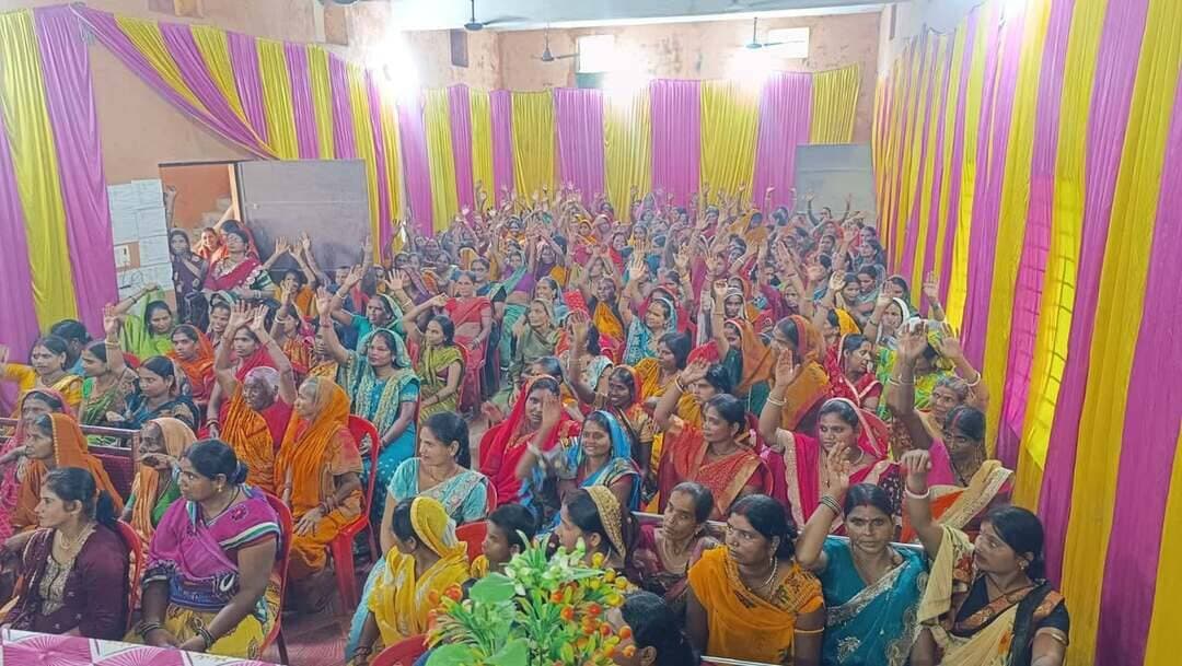 *प्रेस विज्ञप्ति*
समाहरणालय, मधेपुरा |
जिला जनसंपर्क कार्यालय
जीविका, मधेपुरा के सहयोग से
दिनांक : 30 सितंबर 2026
*सिंहेश्वर जीविका महिला किसान उत्पादक कंपनी की पाँचवीं वार्षिक आम सभा आयोजित*
*वित्तीय वर्ष 2025-26 में ₹2.39 करोड़ का कारोबार; 1,544 शेयरधारकों को जोड़कर राज्य में प्रथम स्थान की उपलब्धि*
मधेपुरा, 30 सितंबर 2026। सिंहेश्वर जीविका महिला किसान उत्पादक कंपनी लिमिटेड, कुमारखंड की पाँचवीं वार्षिक आम सभा का आयोजन बुधवार को कला भवन, कुमारखंड में किया गया। कार्यक्रम का उद्घाटन जीविका के जिला परियोजना प्रबंधक श्री नील कमल चौधरी, कंपनी के मुख्य कार्यपालक पदाधिकारी श्री हेमंत कुमार एवं कंपनी की अध्यक्षा श्रीमती मुन्नी देवी ने संयुक्त रूप से किया।
आम सभा में वित्तीय वर्ष 2025-26 के वार्षिक लेखा-जोखा, कंपनी की उपलब्धियों तथा आगामी कार्ययोजना पर विस्तृत चर्चा की गई। कंपनी के सीईओ श्री हेमंत कुमार ने वार्षिक लेखा-जोखा प्रस्तुत करते हुए बताया कि *वित्तीय वर्ष 2025-26 में कंपनी ने ₹2.39 करोड़ का कारोबार किया है।*
इस अवसर पर बीओडी सदस्य श्रीमती खुशबू कुमारी ने कहा कि कंपनी के माध्यम से महिला किसानों को कृषि एवं आयवर्धक गतिविधियों से जोड़कर उन्हें आर्थिक रूप से लाभान्वित किया जा रहा है।
उद्घाटन सत्र को संबोधित करते हुए जीविका के जिला परियोजना प्रबंधक श्री नील कमल चौधरी ने कहा कि सिंहेश्वर जीविका महिला किसान उत्पादक कंपनी लिमिटेड ने क्षेत्र की महिलाओं को आर्थिक रूप से सशक्त, आत्मनिर्भर एवं स्वावलंबी बनाने तथा स्वरोजगार एवं विभिन्न आयवर्धक गतिविधियों को बढ़ावा देने में महत्वपूर्ण भूमिका निभाई है। उन्होंने कहा कि *कंपनी ने 1,544 शेयरधारकों* *को* *जोड़कर राज्य में* *प्रथम स्थान प्राप्त* *किया है।* उन्होंने कंपनी के उज्ज्वल भविष्य की कामना करते हुए आगामी वित्तीय वर्ष में और बेहतर प्रदर्शन की अपेक्षा व्यक्त की।
कार्यक्रम को सफल बनाने में प्रखंड परियोजना प्रबंधक, कुमारखंड श्री मुकुंद आचार्य, सामाजिक विकास टीम से श्री अमितेश कुमार, श्री पद्माकर मिश्र, श्री मिथुन कुमार, सुश्री श्वेता स्वराज, श्रीमती सबीना, श्रीमती कुन्ती देवी, श्रीमती बेबी कुमारी, श्रीमती काजल कुसुम, श्रीमती ममता देवी, श्री बिपिन कुमार, श्री संदीप कुमार, श्री रतन कुमार सहित जीविका के अन्य पदाधिकारी एवं कर्मियों की सक्रिय भूमिका रही। मंच संचालन श्री संतोष कुमार ने किया।
जीविका का संकल्प— *महिला सशक्तीकरण से आर्थिक आत्मनिर्भरता की ओर।*
Information & Public Relations Department, Government of Bihar