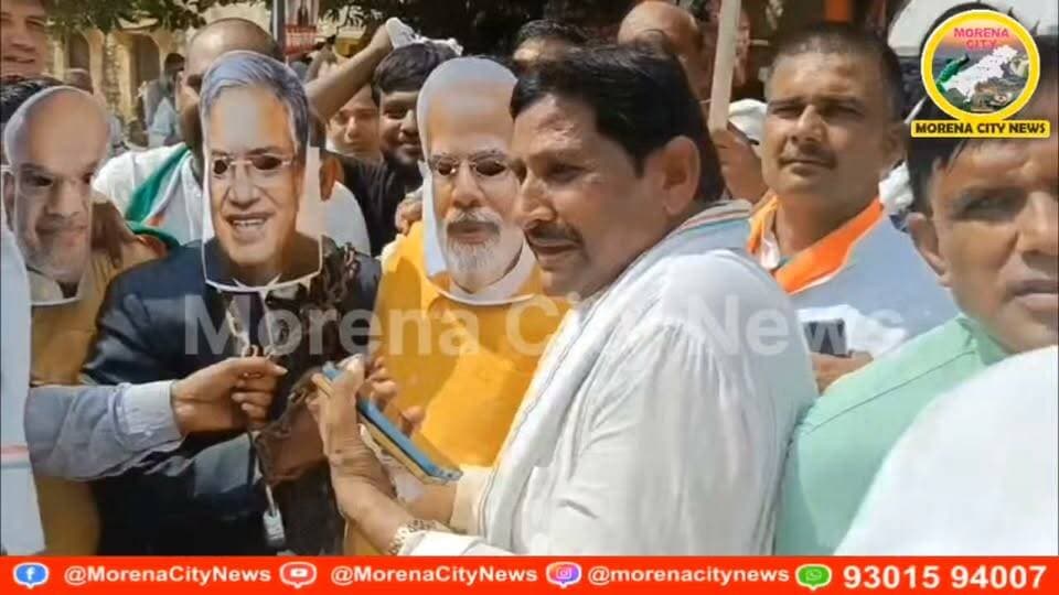 CEC ज्ञानेश कुमार के खिलाफ मुरैना में कांग्रेस का हल्लाबोल, जंजीरों में जकड़कर लाए पुतला, ज्ञापन लेने नहीं पहुंचे अधिकारी तो दीवार पर चस्पा किया
मुरैना। मुख्य चुनाव आयुक्त ज्ञानेश कुमार को पद से हटाने की मांग को लेकर कांग्रेस ने पुरानी कलेक्ट्रेट पहुंचकर प्रदर्शन किया। कार्यकर्ता जंजीरों में जकड़ा CEC का पुतला लेकर पहुंचे और जमकर नारेबाजी की। एसडीएम के मौके पर नहीं पहुंचने पर कांग्रेस कार्यकर्ताओं ने ज्ञापन कलेक्ट्रेट की दीवार पर चस्पा कर दिया। बाद में प्रभारी तहसीलदार उमेश अवस्थी ज्ञापन लेने पहुंचे, लेकिन कार्यकर्ताओं ने उन्हें ज्ञापन देने से इनकार कर दिया।
#मुरैना #morena #कांग्रेस