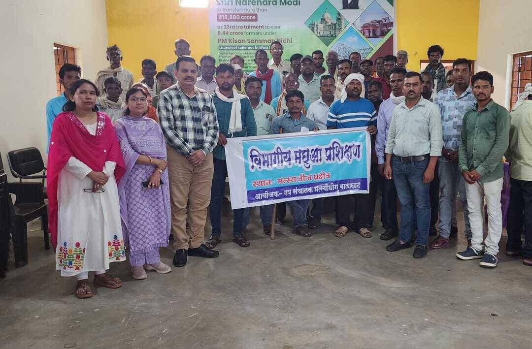 #बालाघाट
88 मत्स्यपालकों ने लिया विभागीय प्रशिक्षण
मत्स्यपालन के साथ योजनाओं का लाभ लेने दी गई जानकारी
मत्स्योद्योग विभाग द्वारा वर्ष 2026-27 का विभागीय मत्स्य प्रशिक्षण कार्यक्रम आयोजित किया गया। प्रशिक्षण में 88 मत्स्यपालकों ने भाग लिया और वे मत्स्यपालन के साथ ही विभागीय योजनाओं के लाभ से भी अवगत हुए। कार्यक्रम में संयुक्त संचालक मत्स्योद्योग जबलपुर संभाग, जबलपुर श्री गिरीष मेश्राम की उपस्थिति रही।
संयुक्त संचालक श्री मेश्राम ने प्रशिक्षणार्थियों से मत्स्यपालन को लेकर विस्तार से चर्चा की। इस दौरान NFDP पोर्टल पर पंजीयन, किसान क्रेडिट कार्ड (KCC) योजना, बचत सह राहत योजना सहित विभाग की विभिन्न योजनाओं की जानकारी दी गई। अधिकारियों ने बताया कि प्रशिक्षण का उद्देश्य मत्स्यपालकों को विभागीय योजनाओं एवं सुविधाओं से अवगत कराकर उनका लाभ अंतिम छोर तक पहुंचाना है। कार्यक्रम में उप संचालक मत्स्योद्योग बालाघाट श्रीमती पूजा रोड़गे, सहायक मत्स्य अधिकारी व्ही.के. मेश्राम, श्रीमती वैशाली मेश्राम, रितेश चौधरी सहित विभागीय कर्मचारी उपस्थित रहे।
#fisheries_mp #CMMadhyaPradesh #JansamparkMP
