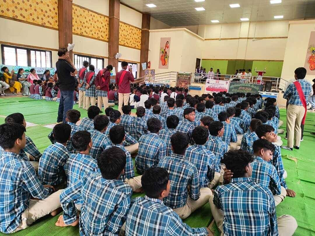 सेवा संकल्प अभियान में ‘अनकही कहानियों’ का भव्य नाट्य मंचन
सेवा, समर्पण और सुशासन के प्रेरक प्रसंगों ने दर्शकों को किया प्रभावित
सेवा संकल्प अभियान 2026 के अंतर्गत बुधवार को खैरलांजी में ‘अनकही कहानियों’ का नाट्य मंचन किया गया। जिला प्रशासन बालाघाट एवं मध्यप्रदेश जन अभियान परिषद के संयुक्त तत्वावधान में आयोजित कार्यक्रम में नूतन कला निकेतन के कलाकारों ने विभिन्न प्रेरक प्रसंगों को प्रभावी अभिनय, संवाद और संगीत के माध्यम से मंच पर जीवंत किया।
यह आयोजन शासकीय कन्या शाला खैरलांजी एवं शासकीय सांदीपनि विद्यालय खैरलांजी में किया गया। कार्यक्रम का आयोजन कलेक्टर श्री कुमार सत्यम के निर्देशानुसार सेवा संकल्प अभियान के तहत किया गया। नाट्य प्रस्तुति का निर्देशन एवं संयोजन नूतन कला निकेतन के प्रमुख श्री रूप बनवाले ने किया।
कार्यक्रम का शुभारंभ मां सरस्वती एवं स्वामी विवेकानंद के समक्ष पूजन एवं दीप प्रज्ज्वलन से हुआ। नाट्य प्रस्तुति में सेवा, समर्पण और सुशासन से जुड़े प्रेरक प्रसंगों को प्रभावी ढंग से प्रस्तुत किया गया। कलाकारों ने समाज सेवा, स्वच्छता, शिक्षा एवं जनकल्याण से जुड़ी कहानियों को मंच पर जीवंत रूप देते हुए सामाजिक जिम्मेदारी और सकारात्मक बदलाव का संदेश दिया।
नाट्य मंचन के दौरान विद्यार्थियों और दर्शकों ने उत्साहपूर्वक सहभागिता की। प्रस्तुति में संवाद, अभिनय और संगीत के समन्वय ने कार्यक्रम को प्रभावी बनाया। उपस्थित शिक्षकों, विद्यार्थियों एवं ग्रामीणजनों ने नाट्य प्रस्तुति की सराहना की। कार्यक्रम में लगभग 300 लोगों ने सहभागिता की। नाट्य प्रस्तुति के माध्यम से सेवा और सामाजिक जिम्मेदारी के संदेश को आमजन तक पहुंचाने का प्रयास किया गया।
कार्यक्रम में शासकीय सांदीपनि विद्यालय के प्राचार्य श्री शैलेंद्र सहारे, शासकीय कन्या शाला के प्राचार्य श्री प्यारेलाल मेश्राम, दोनों विद्यालयों के शिक्षक-शिक्षिकाएं, विकासखंड समन्वयक खैरलांजी सुश्री श्वेता मिश्रा, समिति के सदस्य, नवांकुर संस्था के अध्यक्ष श्री राजेंद्र नगपुरे, श्री पुरण लिल्हारे, परामर्शदाता श्री चेतनपाल सोलंकी, श्री सुनीत कुमार अटराहे, श्री कृष्णसिंह लिल्हारे, श्री सुधीर चौहान, श्रीमती पुष्पांजलि तेलासे सहित सामाजिक कार्यकर्ता एवं ग्रामीणजन उपस्थित रहे।
#बालाघाट
#सेवा_संकल्प_अभियान #SevaSankalpAbhiyan #CMMadhyaPradesh #JansamparkMP #schooledump