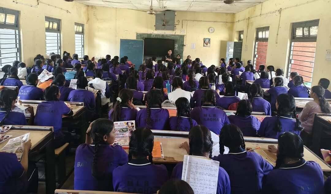 #बालाघाट
एफडीडीआई छिंदवाड़ा ने बालाघाट के स्कूलों में किया करियर काउंसलिंग सेमिनार
फैशन, फुटवियर डिजाइनिंग और रिटेल मैनेजमेंट में रोजगार व स्वरोजगार की संभावनाओं से कराया परिचित
विद्यार्थियों को पारंपरिक करियर विकल्पों के साथ नए एवं रोजगारपरक क्षेत्रों की जानकारी देने के उद्देश्य से फुटवियर डिजाइन एंड डेवलपमेंट इंस्टीट्यूट (एफडीडीआई) छिंदवाड़ा द्वारा बालाघाट शहर के विभिन्न विद्यालयों में करियर काउंसलिंग सेमिनार का आयोजन किया गया। भारत सरकार के वाणिज्य एवं उद्योग मंत्रालय से संबद्ध एफडीडीआई के प्रतिनिधियों ने विद्यार्थियों को फैशन डिजाइनिंग, फुटवियर डिजाइनिंग एवं रिटेल मैनेजमेंट के क्षेत्र में उपलब्ध करियर विकल्पों की जानकारी दी।
कार्यक्रम में एफडीडीआई छिंदवाड़ा की प्रतिनिधि श्रीमती पूजा राजपूत ने विद्यार्थियों से संवाद करते हुए इन क्षेत्रों में उच्च शिक्षा, रोजगार तथा स्वयं का व्यवसाय शुरू करने की संभावनाओं के बारे में विस्तार से बताया। उन्होंने विद्यार्थियों को बताया कि फैशन, फुटवियर और रिटेल उद्योग में डिजाइनिंग के साथ-साथ प्रबंधन, उत्पादन, विपणन एवं अन्य क्षेत्रों में भी रोजगार के अवसर उपलब्ध हैं।
सेमिनार के दौरान विद्यार्थियों को एफडीडीआई में प्रवेश की प्रक्रिया तथा ऑल इंडिया सिलेक्शन टेस्ट के संबंध में भी जानकारी दी गई। विद्यार्थियों को पाठ्यक्रमों, प्रवेश प्रक्रिया एवं करियर की संभावनाओं के बारे में जानकारी देकर उन्हें अपनी रुचि और क्षमता के अनुरूप करियर विकल्प चुनने के लिए प्रेरित किया गया।
करियर काउंसलिंग सेमिनार का आयोजन महारानी लक्ष्मीबाई शासकीय विद्यालय, संदीपनी विद्यालय तथा पीएम श्री शासकीय कन्या उच्चतर माध्यमिक विद्यालय, बूढ़ी, बालाघाट में किया गया। विद्यार्थियों ने सेमिनार में उत्साहपूर्वक सहभागिता की और फैशन डिजाइनिंग, फुटवियर डिजाइनिंग एवं रिटेल मैनेजमेंट जैसे अपेक्षाकृत नए करियर क्षेत्रों के बारे में जानकारी प्राप्त की।
आयोजकों ने बताया कि इन क्षेत्रों में सरकारी एवं निजी क्षेत्र में रोजगार के साथ-साथ स्वरोजगार की भी संभावनाएं हैं। विद्यार्थियों को इन पाठ्यक्रमों एवं प्रवेश प्रक्रिया से संबंधित अधिक जानकारी के लिए मोबाइल नंबर 8839697772 पर संपर्क करने की जानकारी दी गई।
#CMMadhyaPradesh #JansamparkMP #schooledump