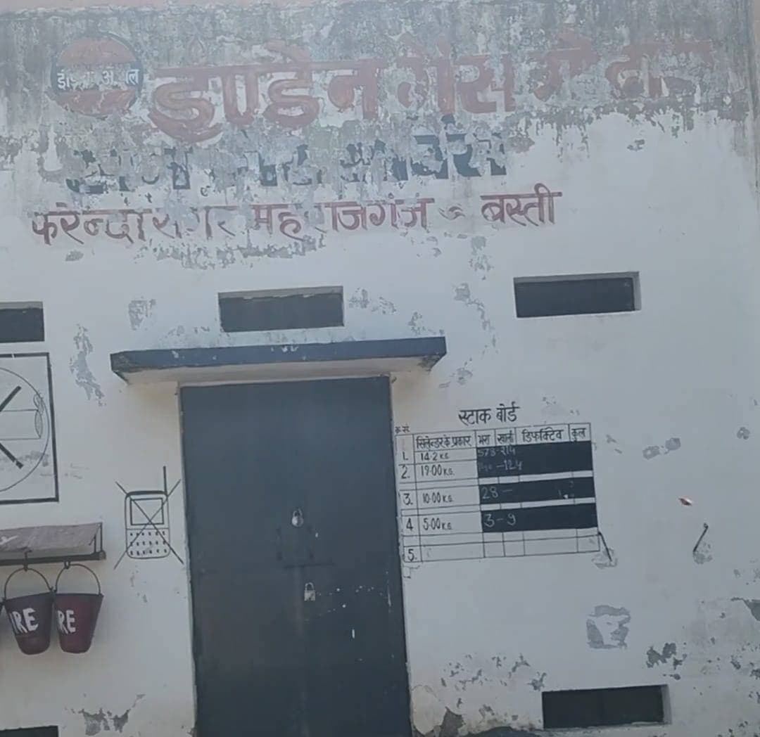डीएसी व्यवस्था बेअसर! सन गैस एजेंसी महराजगंज में सिलेंडर के लिए लंबी कतारों से उपभोक्ता नाराज
डीएसी नंबर का नियम भी बेअसर, उपभोक्ताओं का आरोप-गोदाम पर करना पड़ता है घंटों इंतजार
बस्ती। गैस सिलेंडर की बुकिंग और वितरण व्यवस्था को लेकर बड़े-बड़े दावे किए जा रहे हैं, लेकिन महराजगंज स्थित सन गैस एजेंसी पर जमीनी हकीकत इन दावों से अलग नजर आ रही है। उपभोक्ताओं का आरोप है कि गैस सिलेंडर लेने के लिए आज भी उन्हें लंबी कतार में घंटों खड़ा होना पड़ रहा है। इससे खासकर ग्रामीण क्षेत्र से आने वाले उपभोक्ताओं को काफी परेशानी का सामना करना पड़ रहा है।
उपभोक्ताओं को जानकारी दी गई है कि पर्ची कटवाने की आवश्यकता नहीं है। डीएसी नंबर देकर उपभोक्ता गाड़ी से कहीं भी सिलेंडर प्राप्त कर सकता है। लेकिन उपभोक्ताओं का कहना है कि मौके पर यह व्यवस्था प्रभावी नजर नहीं आती। डीएसी नंबर देने के बावजूद कई उपभोक्ताओं को सिलेंडर के लिए गोदाम पर पहुंचकर लाइन में लगना पड़ता है।