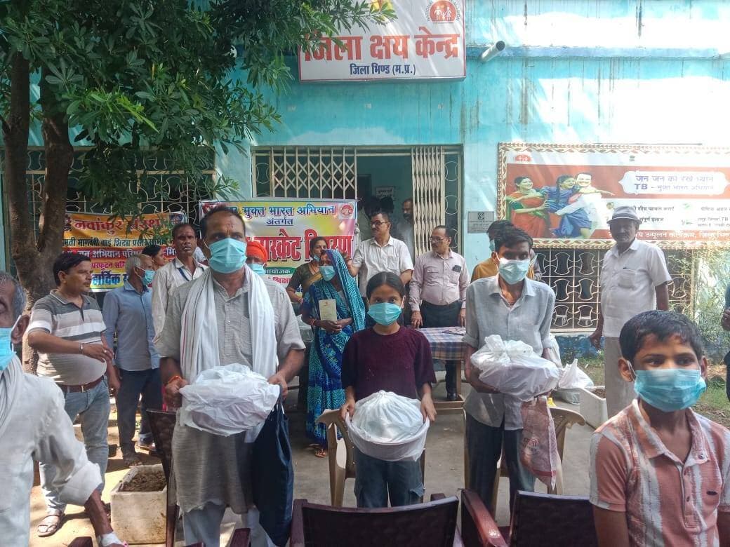 टीबी मरीजों को वितरित की गई फूड बास्केट
कलेक्टर भिण्ड के प्रयासों से टीबी के मरीजों को प्राप्त हुई फूड बास्केट
कलेक्टर भिण्ड के निर्देशन एवं स्वास्थ्य विभाग के मार्गदर्शन में टीबी मुक्त भारत अभियान के अंतर्गत आज जिला क्षय रोग कार्यालय भिण्ड में टीबी मरीजों को फूड बास्केट वितरण कार्यक्रम आयोजित किया गया। कार्यक्रम में मुख्य चिकित्सा एवं स्वास्थ्य अधिकारी डॉ. जे.एस. यादव एवं जिला क्षय रोग अधिकारी डॉ. डी.के. शर्मा के मार्गदर्शन में टीबी मरीजों को पोषण सहायता के रूप में फूड बास्केट का वितरण किया गया।
इस अवसर पर टीबी मरीजों को नियमित रूप से दवा लेने, पौष्टिक आहार ग्रहण करने तथा उपचार की पूरी अवधि तक दवा जारी रखने के लिए प्रेरित किया गया। साथ ही टीबी के लक्षण, बचाव, जांच एवं उपचार के संबंध में जनजागरूकता भी की गई।
कार्यक्रम में स्वास्थ्य विभाग के अधिकारी-कर्मचारी एवं सहयोगी संस्थाओं के प्रतिनिधि उपस्थित रहे। कुल 51 टीबी मरीजों को फूड बास्केट वितरित की गईं। कार्यक्रम का आयोजन जिला प्रशासन भिण्ड एवं जिला स्वास्थ्य समिति भिण्ड के मार्गदर्शन में श्रीमती भागवन्ती बाई शिक्षा प्रसार समिति भिण्ड द्वारा किया गया तथा सहयोग सोनाधिका एक्सपोर्ट प्राइवेट लिमिटेड मालनपुर द्वारा किया गया।
आगामी 2 अक्टूबर गांधी जयंती के अवसर पर स्वच्छता एवं जनजागरूकता गतिविधियों का आयोजन किया जाएगा तथा जरूरतमंद टीबी मरीजों को फूड बास्केट का वितरण भी किया जाएगा।
जिला प्रशासन एवं स्वास्थ्य विभाग द्वारा आमजन से अपील की गई है कि टीबी के लक्षण दिखाई देने पर तत्काल नजदीकी स्वास्थ्य केंद्र पर जांच कराएं तथा टीबी की पुष्टि होने पर नियमित रूप से पूरा उपचार लें।
#CMMadhyaPradesh
#JansamparkMP
Directorate of Health Services, Madhya Pradesh
#भिण्ड
#Bhind