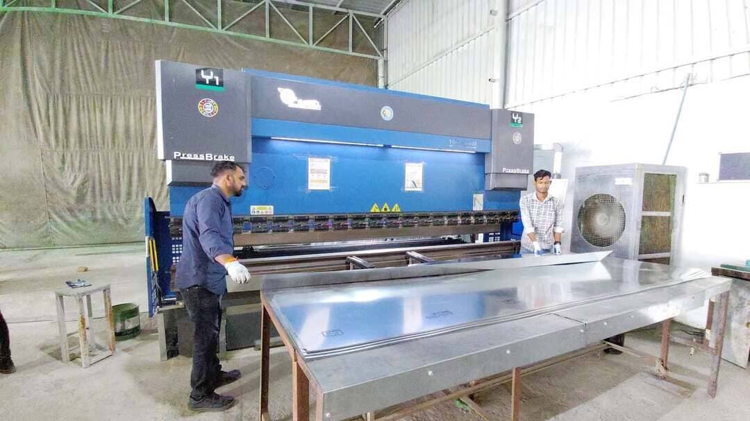 #सफलता_की_कहानी
ग्रीनट्रैक्स इंफ्रा ने नोएडा छोड़ मालनपुर में स्थापित किया संयंत्र
औद्योगिक संवर्धन नीति और बेहतर कनेक्टिविटी ने किया आकर्षित
इकाई में 30 स्थानीय व्यक्तियों को मिला रोजगार
मध्यप्रदेश शासन की उद्योग-अनुकूल नीतियों का परिणाम है कि अब मेट्रो शहरों की कंपनियां मध्यप्रदेश का रुख कर रही हैं। ग्रीनट्रैक्स इंफ्रा प्राइवेट लिमिटेड इस प्रेरक परिवर्तन का शानदार उदाहरण है। वर्ष 2025 में शुरू हुई यह कंपनी पहले नोएडा में संचालित होती थी, जहां लगभग 9 लाख रुपये प्रति माह केवल भूखंड किराए पर व्यय होता था। मध्यप्रदेश की औद्योगिक संवर्धन नीति 2025 से प्रभावित होकर कंपनी ने नोएडा छोड़कर मालनपुर औद्योगिक क्षेत्र में निवेश का निर्णय लिया। कंपनी को मालनपुर में रीसेल विकल्प के तहत 99 वर्षों की लीज पर रियायती दर पर भूखंड आवंटित हुआ है, जिससे कंपनी को प्रतिवर्ष एक करोड़ रुपये से अधिक की बचत हो रही है।
ग्रीनट्रैक्स इंफ्रा द्वारा ध्वनि अवरोधक और सड़क सुरक्षा उत्पादों जैसे गार्ड रेल, क्रैश बैरियर्स, डीलिनिएटर्स, रोड साइनेज और ट्रैफिक सेफ्टी उत्पादों का निर्माण किया जाता है। वर्तमान में कंपनी का वार्षिक टर्नओवर 25 करोड़ रुपये है और संयंत्र में 30 स्थानीय व्यक्तियों को रोजगार प्राप्त हुआ है। भविष्य में मालनपुर में ही एफएमसीजी सेक्टर में कंपनी के विस्तार की योजना है।
प्रबंधक श्री रंजीत यादव बताते हैं कि प्रदेश की आकर्षक औद्योगिक नीति के दृष्टिगत कंपनी ने इकाई को नोएडा से मालनपुर में स्थानांतरित करने की योजना बनाई। कंपनी का क्लाइंट समूह मुख्यतः दिल्ली-एनसीआर में स्थित है लेकिन बेहतर कनेक्टिविटी के कारण मालनपुर से दिल्ली आवागमन सुगम हुआ है, जिससे सेवाएं देने में कोई कठिनाई नहीं हो रही है। कंपनी को दिल्ली-मुंबई कॉरिडोर का लॉजिस्टिक्स फायदा भी मिला है। श्री यादव ने बताया कि नोएडा की कई अन्य कंपनियां भी मध्यप्रदेश में संयंत्र स्थापित करने के लिए उनसे पूछताछ कर रही हैं।
प्रबंधक श्री यादव ग्रीनट्रैक्स की इस सफलता के लिए प्रधानमंत्री श्री नरेंद्र मोदी और मुख्यमंत्री डॉ मोहन यादव सहित एमपीआईडीसी के अधिकारियों का हृदय से धन्यवाद व्यक्त करते हैं, जिन्होंने प्रदेश में निवेश और विस्तार के लिए प्रोत्साहित किया और हर कदम पर सहयोग दिया।
#CMMadhyaPradesh
#JansamparkMP
#सेवा_संकल्प_अभियान
#SevaSankalpAbhiyan
Industry Policy & Investment Promotion Department
#SuccessStory
#भिण्ड
#Bhind