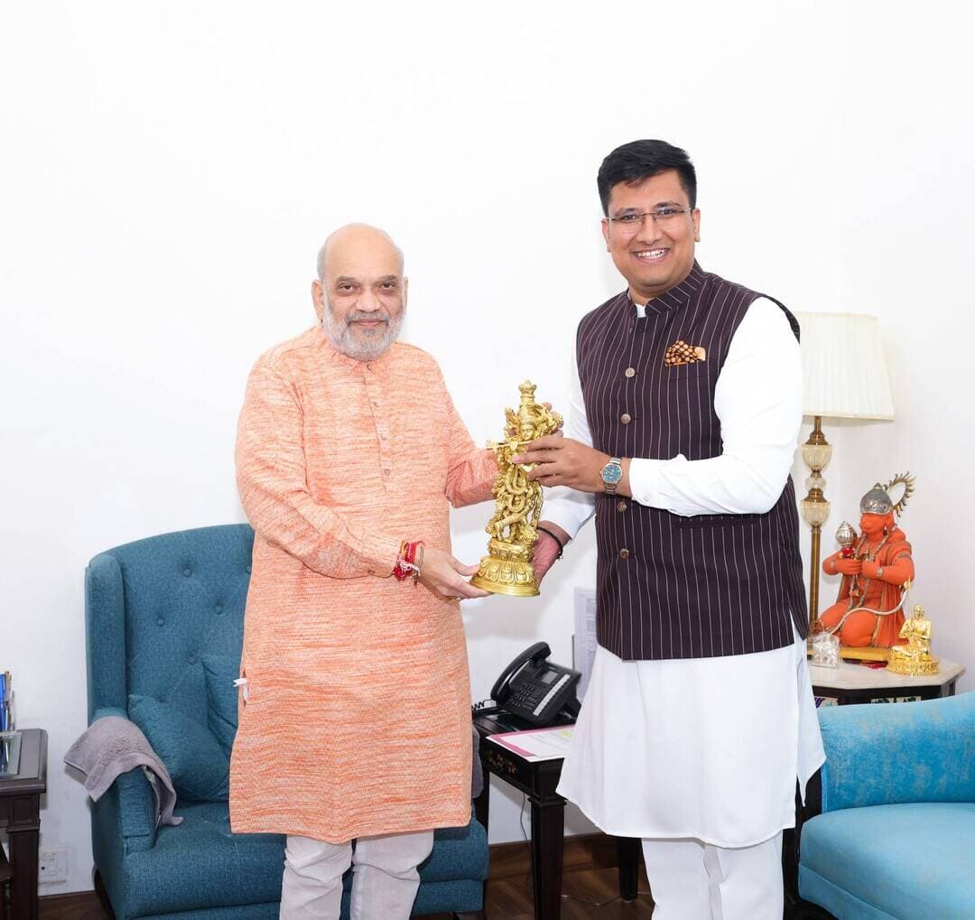 *केंद्रीय गृह मंत्री अमित शाह से सिद्धार्थ यादव ने की मुलाकात, नवीन दायित्व के लिए जताया आभार*
नई दिल्ली। भाजपा के राष्ट्रीय मीडिया सह-संयोजक सिद्धार्थ यादव ने आज नई दिल्ली स्थित आवास पर केंद्रीय गृह एवं सहकारिता मंत्री श्री अमित शाह से शिष्टाचार भेंट की। राष्ट्रीय मीडिया सह-संयोजक का नवीन दायित्व मिलने के बाद सिद्धार्थ यादव की गृह मंत्री से यह भेंट हुई। उन्होंने नवीन जिम्मेदारी के लिए श्री शाह का आभार व्यक्त किया और उनका मार्गदर्शन एवं आशीर्वाद प्राप्त किया।
मुलाकात के बाद सिद्धार्थ यादव ने कहा, “मुझे सदैव आदरणीय गृह मंत्री श्री अमित शाह जी का स्नेह और मार्गदर्शन मिलता रहा है। नवीन दायित्व की घोषणा के बाद आज उनसे भेंट कर उनका आभार व्यक्त किया।”
उन्होंने कहा “आज गृह मंत्री जी से भेंट के दौरान मैंने हरियाणा के लोगों की ओर से भी इस विश्वास और अवसर के लिए कृतज्ञता व्यक्त की।”
सिद्धार्थ यादव ने कहा कि संगठन द्वारा दिया गया दायित्व उनके लिए सम्मान के साथ-साथ बड़ी जिम्मेदारी है और वे पूरी निष्ठा से संगठन की अपेक्षाओं पर खरा उतरने का प्रयास करेंगे।