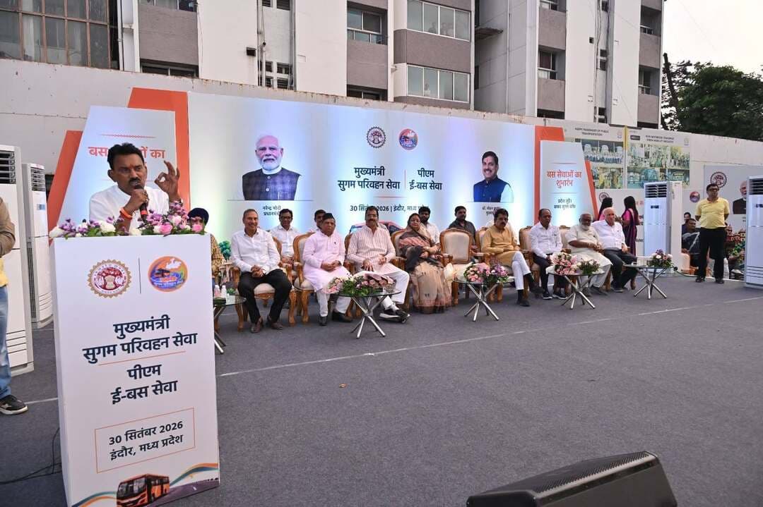 *इंदौर में मुख्यमंत्री सुगम परिवहन सेवा वंदन कार्यक्रम संपन्न*
--
*मंत्री श्री तुलसीराम सिलावट, सांसद श्री शंकर लालवानी सहित जनप्रतिनिधियों ने बस को फ्लैग ऑफ किया*
--
*शहरी एवं इंटरसिटी मार्गों पर यात्रियों को मिलेगी सुरक्षित, सुगम और आधुनिक सार्वजनिक परिवहन की सुविधा*
इंदौर, 30 सितम्बर 2026
इंदौर में आज अटल इंदौर सिटी ट्रांसपोर्ट सर्विसेस लिमिटेड (AICTSL) परिसर में मुख्यमंत्री सुगम परिवहन सेवा एवं पीएम ई-बस सेवा योजना के अंतर्गत मुख्यमंत्री सुगम परिवहन सेवा वंदन कार्यक्रम गरिमामय वातावरण में आयोजित किया गया। कार्यक्रम में जल संसाधन मंत्री श्री तुलसीराम सिलावट, सांसद श्री शंकर लालवानी, विधायक श्री मधु वर्मा, विधायक श्री महेंद्र हार्डिया, विधायक श्रीमती मालिनी गौड़, एमआईसी सदस्य श्री नंदकिशोर पहाड़िया तथा कलेक्टर श्री शिवम वर्मा ने बस को फ्लैग ऑफ किया। इस अवसर पर जनप्रतिनिधियों एवं यात्रियों ने बस में सफर भी किया।
कार्यक्रम को संबोधित करते हुए मंत्री श्री तुलसीराम सिलावट ने कहा कि शहरी एवं इंटरसिटी मार्गों पर यात्रियों को सुगम, सुरक्षित एवं दीर्घकालीन सार्वजनिक परिवहन सेवा उपलब्ध कराने की दिशा में यह महत्वपूर्ण पहल है। उन्होंने सभी को शुभकामनाएं देते हुए कहा कि करीब दो दशक बाद सार्वजनिक परिवहन सेवा के इस स्वरूप में पुनः शुरुआत होना महत्वपूर्ण कदम है।
सांसद श्री शंकर लालवानी ने भी इस अवसर पर नागरिकों को बधाई दी। उन्होंने कहा कि संगठित रूप से संचालित होने वाली इन बसों में यात्रियों की सुविधा के लिए आवश्यक व्यवस्थाओं के साथ आधुनिक सुविधाएं उपलब्ध रहेंगी, जिससे आमजन का आवागमन और अधिक सुविधाजनक होगा।
मुख्यमंत्री सुगम परिवहन सेवा एवं पीएम ई-बस सेवा के अंतर्गत यात्रियों को आधुनिक सुविधाएं उपलब्ध कराई जा रही हैं। बसों में महिला सुरक्षा के लिए पैनिक बटन, सीसीटीवी कैमरों से निगरानी तथा लाइव ट्रैकिंग सिस्टम के माध्यम से मॉनिटरिंग की सुविधा रहेगी। इसके साथ ही इलेक्ट्रिक एसी बसों, डिजिटल एवं यूपीआई टिकटिंग पेमेंट सिस्टम तथा रियायती पास, दिव्यांग पास एवं विद्यार्थी पास जैसी सुविधाएं भी उपलब्ध होंगी।
मुख्यमंत्री सुगम परिवहन सेवा के अंतर्गत AICTSL के माध्यम से इंदौर से विभिन्न शहरी एवं इंटरसिटी मार्गों पर बसों का संचालन किया जा रहा है। इनमें धार, अशोकनगर, झाबुआ, रतलाम, रीवा, पन्ना, छतरपुर, सतना, जबलपुर, चंदेरी, उज्जैन, खंडवा, बुरहानपुर, भोपाल, मंदसौर-नीमच, ओंकारेश्वर सहित अहमदाबाद, जयपुर, उदयपुर, मुलताई एवं नागपुर जैसे प्रमुख मार्ग शामिल हैं।
पीएम ई-बस सेवा के माध्यम से वर्तमान में 70 ई-बसों का संचालन किया जा रहा है, जिसे भविष्य में बढ़ाकर 150 बसों तक किया जाएगा। पीएम ई-बस सेवा के माध्यम से सार्वजनिक परिवहन के आधुनिक मॉडल को विस्तार दिया जा रहा है। इन बसों से प्रमुख शहरों के साथ महत्वपूर्ण तीर्थस्थलों एवं महानगरों तक आवागमन को सुगम बनाने में मदद मिलेगी। यात्रियों की सुविधा को ध्यान में रखते हुए बस स्टैंड, बस स्टॉप एवं चार्जिंग स्टेशनों के साथ सुव्यवस्थित नियंत्रण एवं निगरानी प्रणाली भी विकसित की गई है।
कार्यक्रम के दौरान नागरिकों को सुविधाजनक, सुगम एवं बेहतर सार्वजनिक परिवहन सेवाएं उपलब्ध कराने की दिशा में किए जा रहे प्रयासों की जानकारी दी गई। साथ ही इंदौर की सार्वजनिक परिवहन व्यवस्था को अधिक प्रभावी, सुरक्षित एवं नागरिक-केंद्रित बनाने के संकल्प को दोहराया गया।
कार्यक्रम के प्रारंभ में सभी अतिथियों का स्वागत AICTSL के कार्यकारी निदेशक श्री अर्थ जैन द्वारा किया गया। इस अवसर पर परिवहन व्यवस्था से जुड़े बस संचालक, अधिकारी एवं अन्य संबंधित उपस्थित थे।
#JansamparkMP #indore #इंदौर #PublicTransport #PMEBusSeva
CM Madhya Pradesh
Jansampark Madhya Pradesh
Tulsi Silawat
Shankar Lalwani